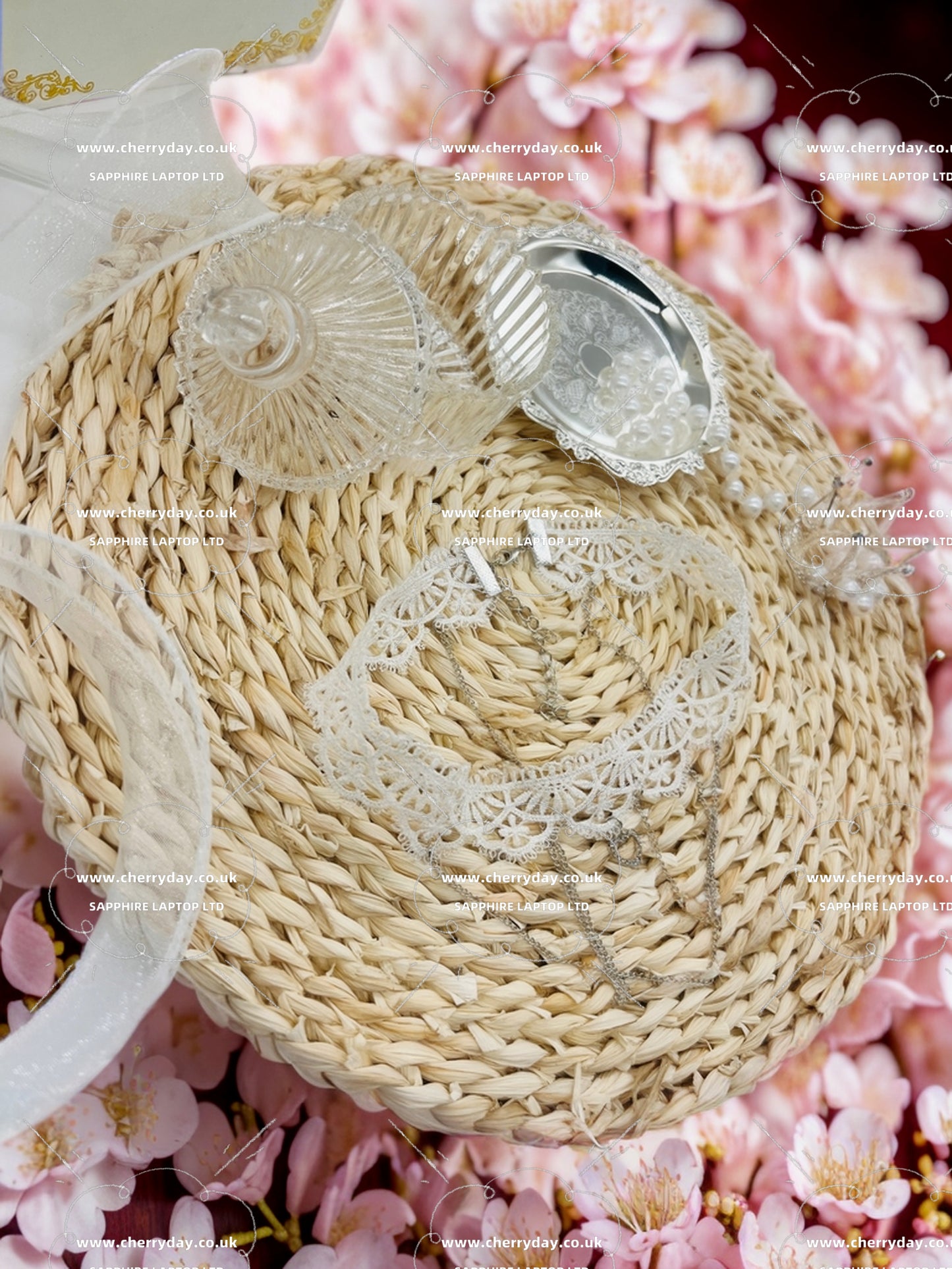 Snow White lace necklace