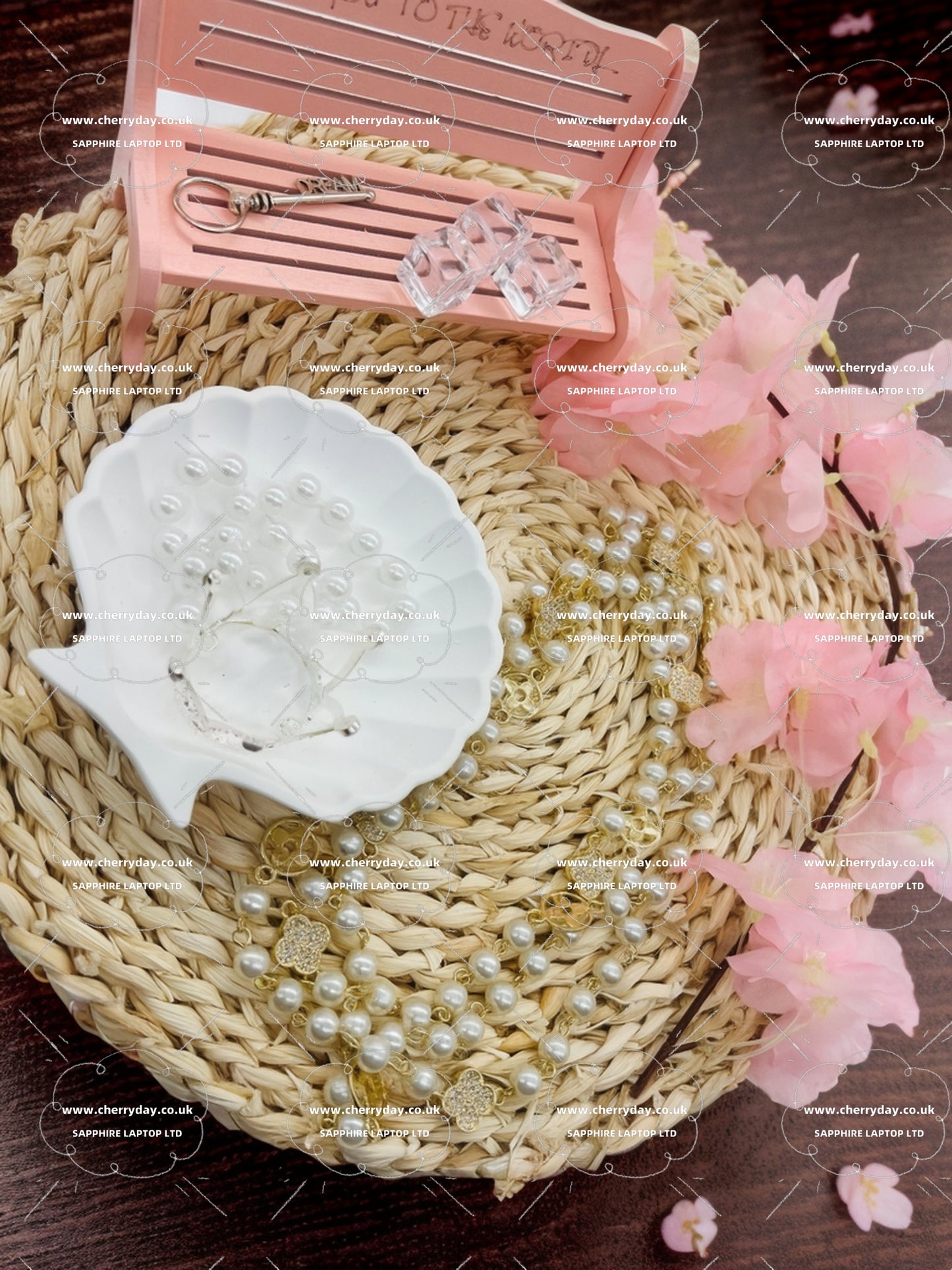 Layered necklace with white pearls in clover rings