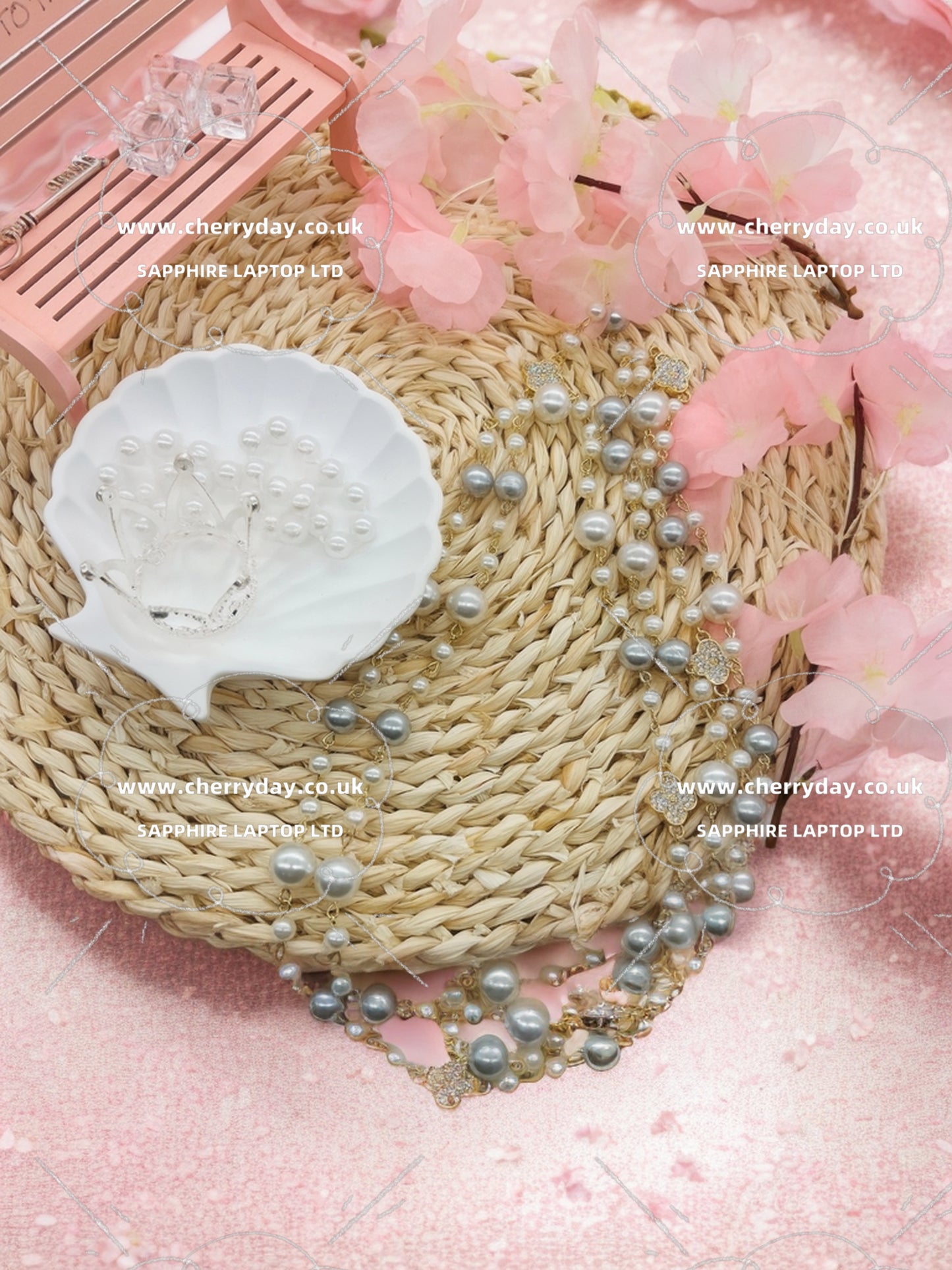 Layered necklace with grey and white pearls in clovers