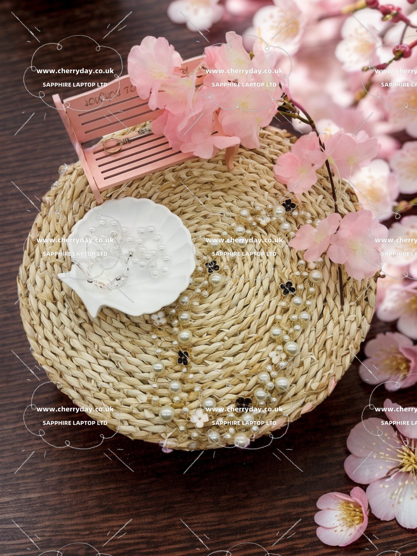 Layered necklace with white pearls in black clover