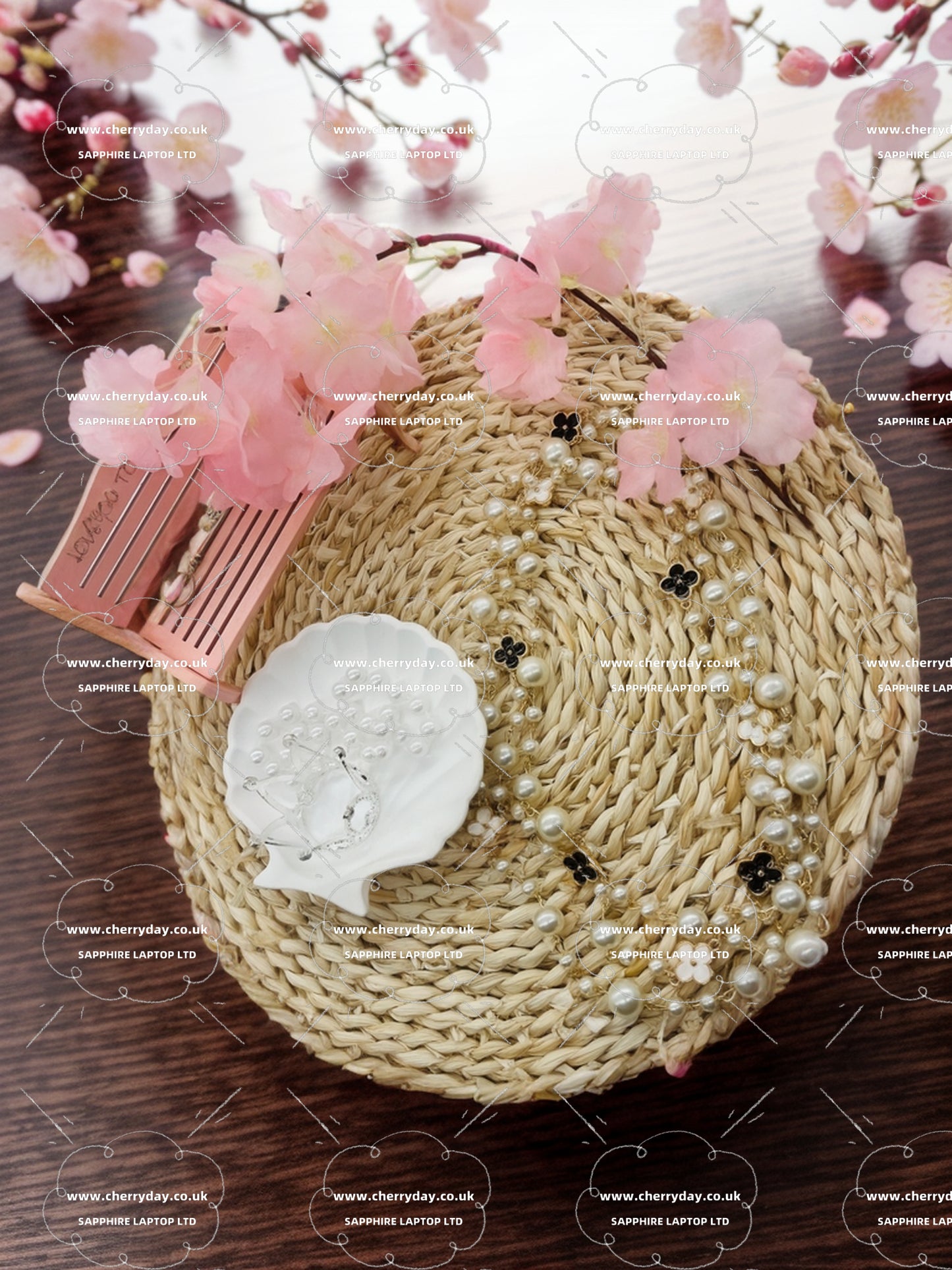 Layered necklace with white pearls in black clover