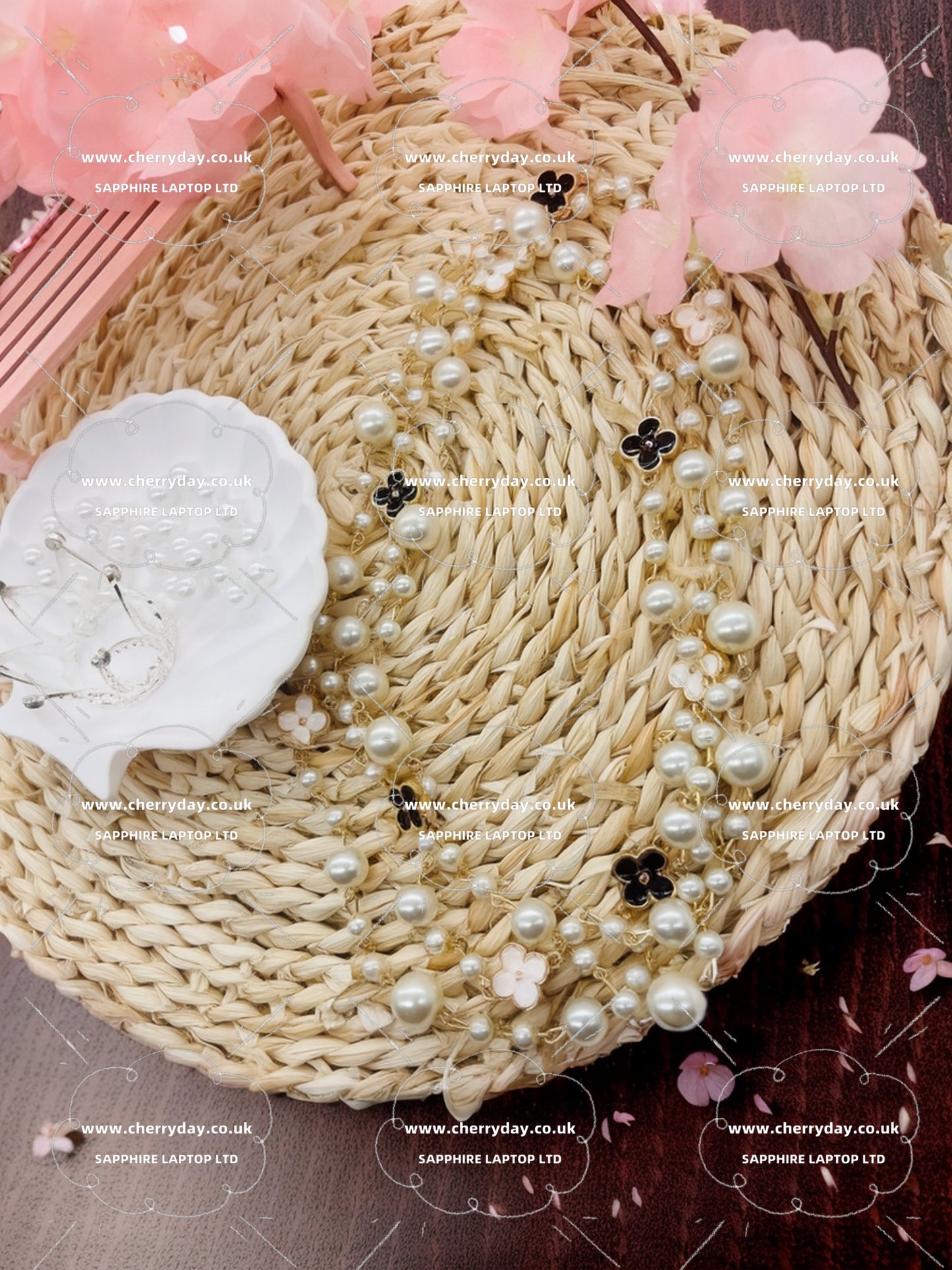 Layered necklace with white pearls in black clover