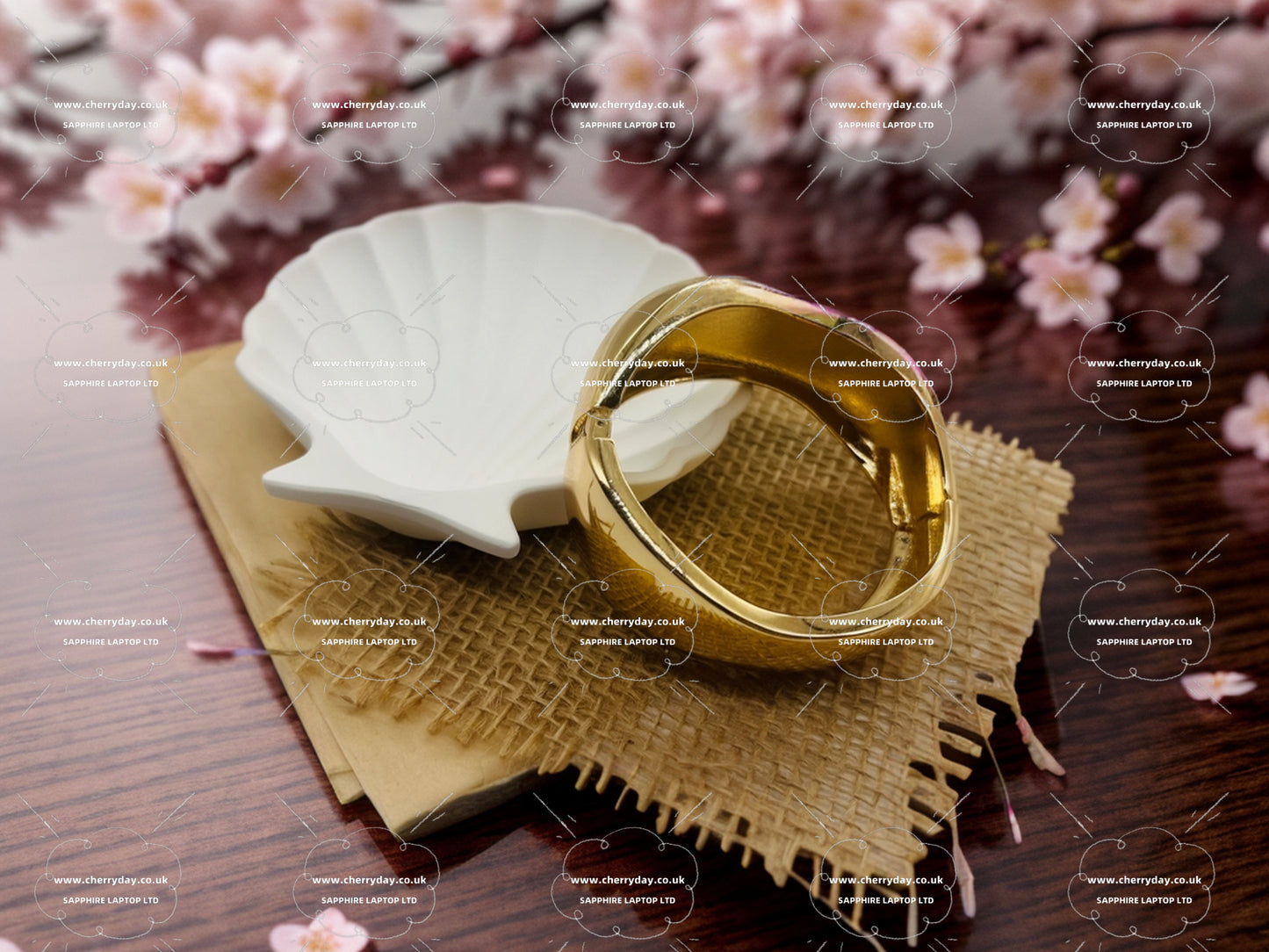 Gold streamline chunky bracelet