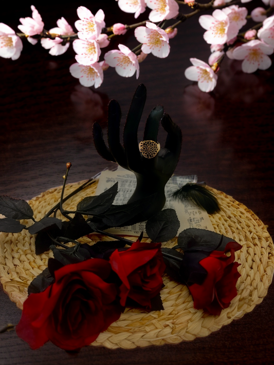 Gold openwork leaf vintage ring