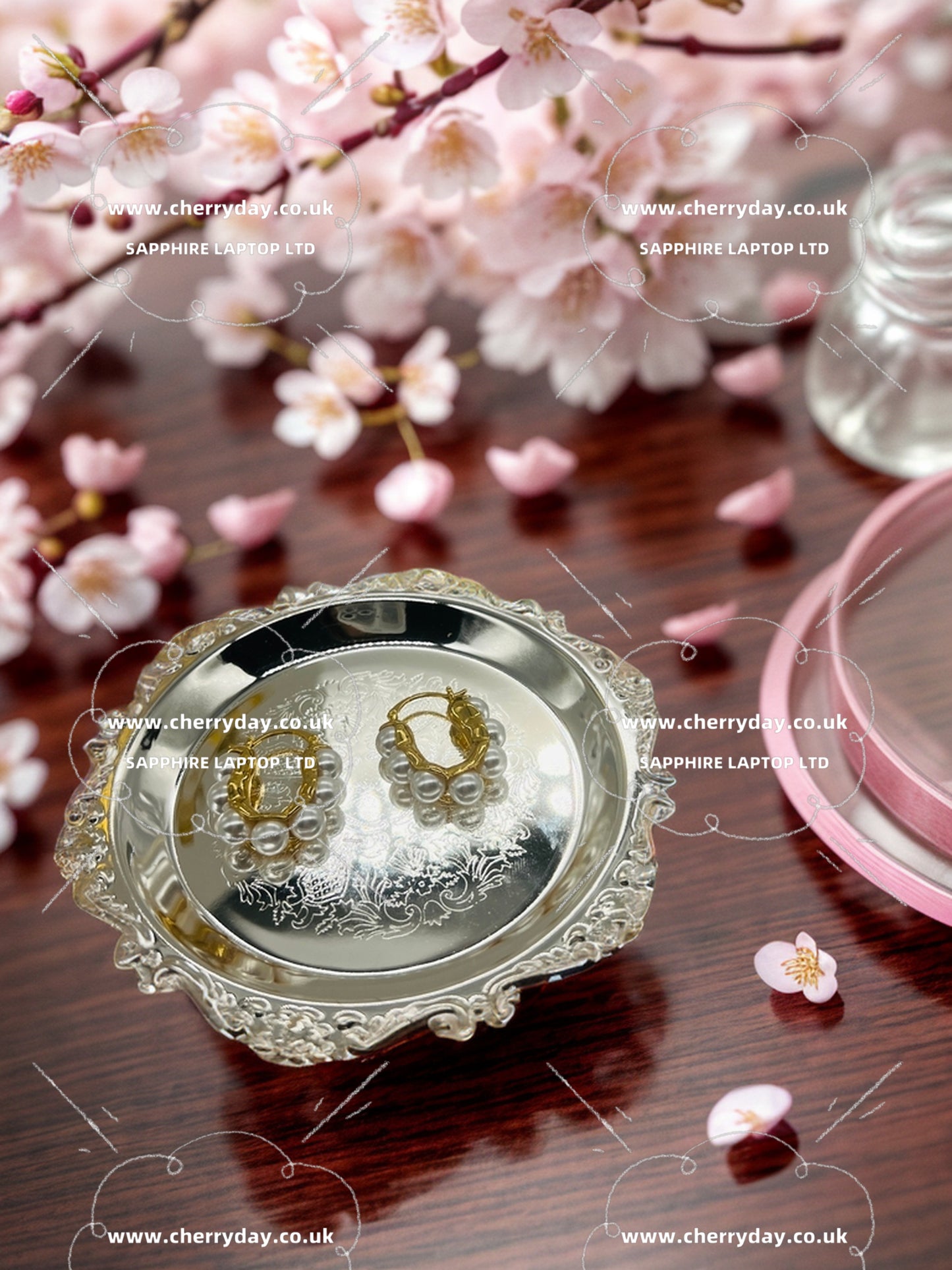 Gold square hoop earrings with pearls inlaid