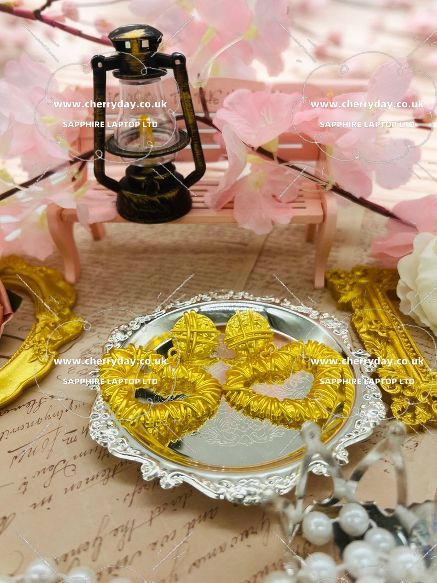 Gold heart hollow earrings
