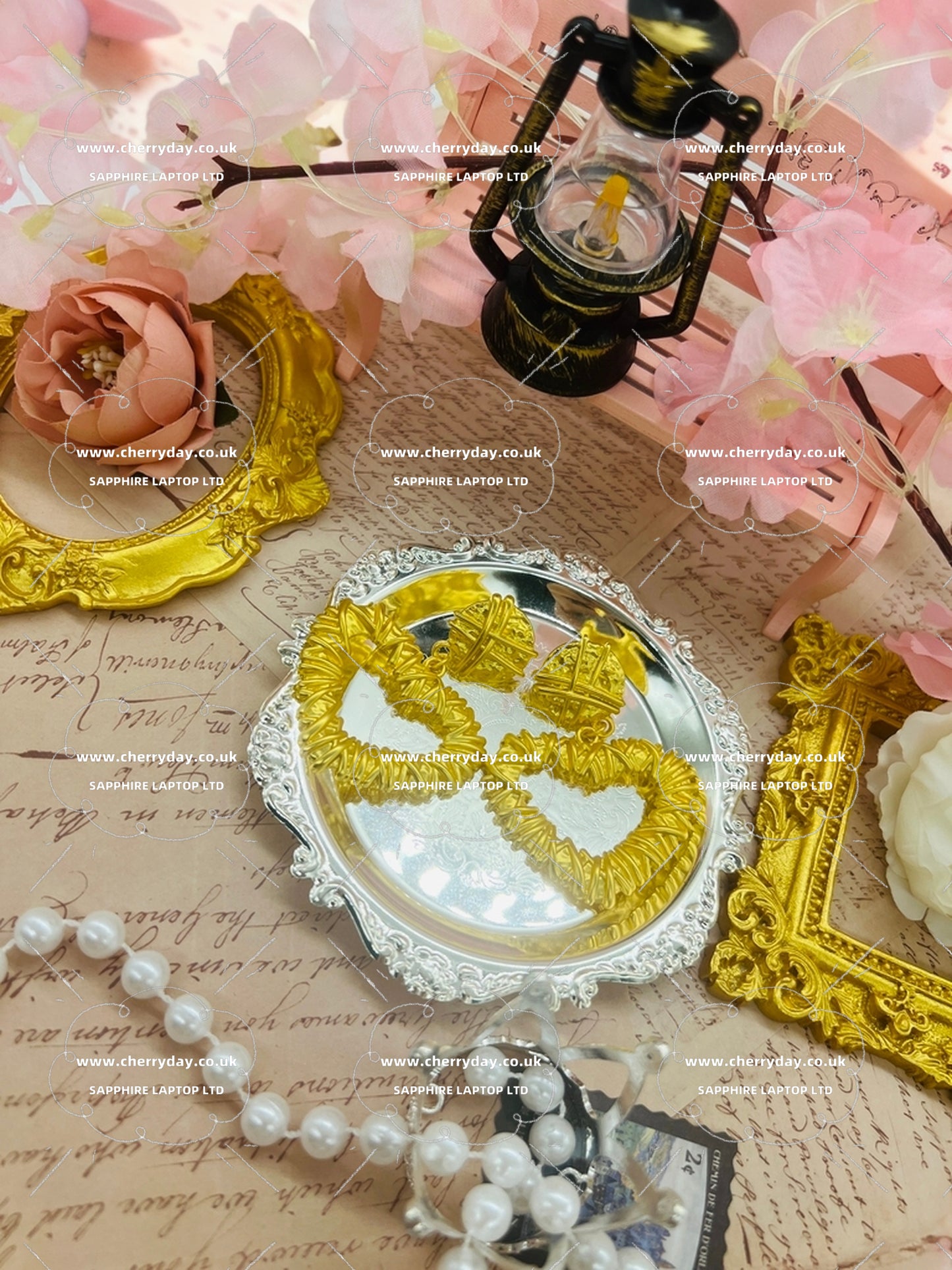 Gold heart hollow earrings