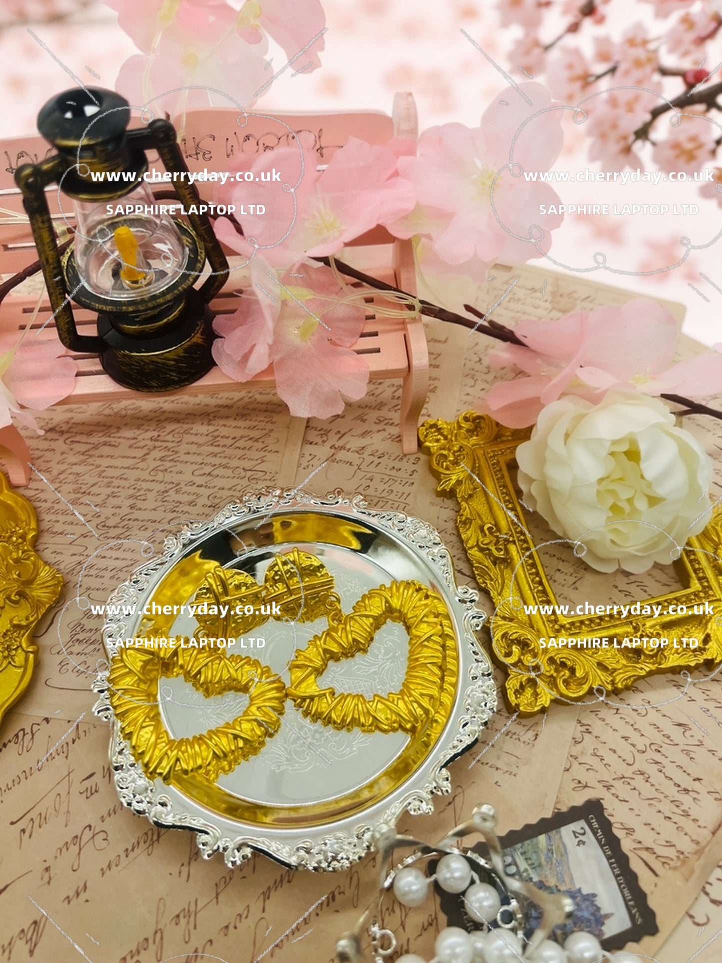 Gold heart hollow earrings
