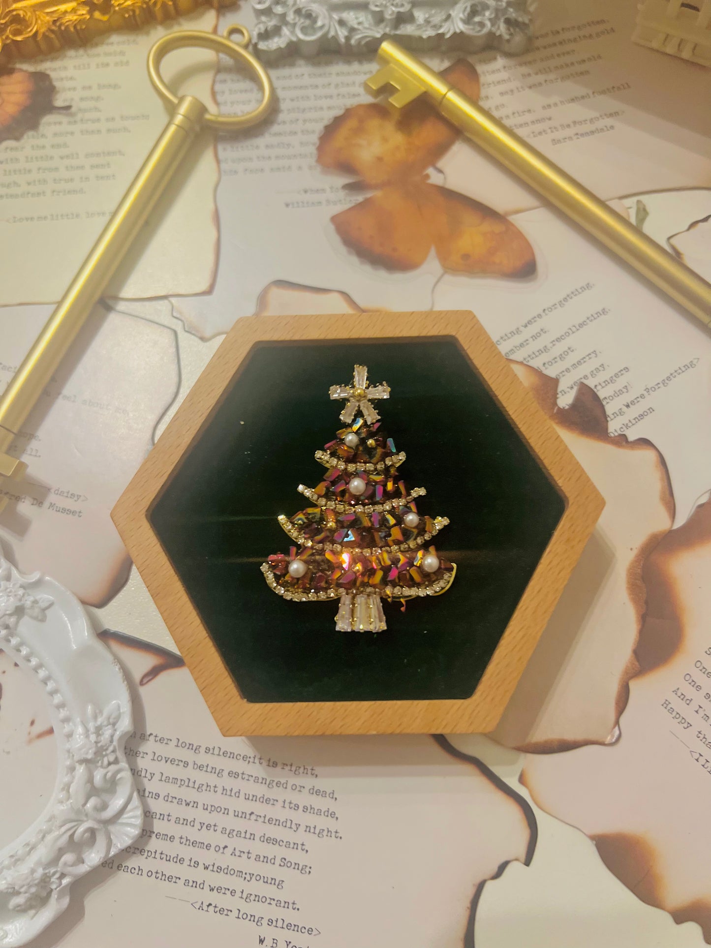 Brooch 007
