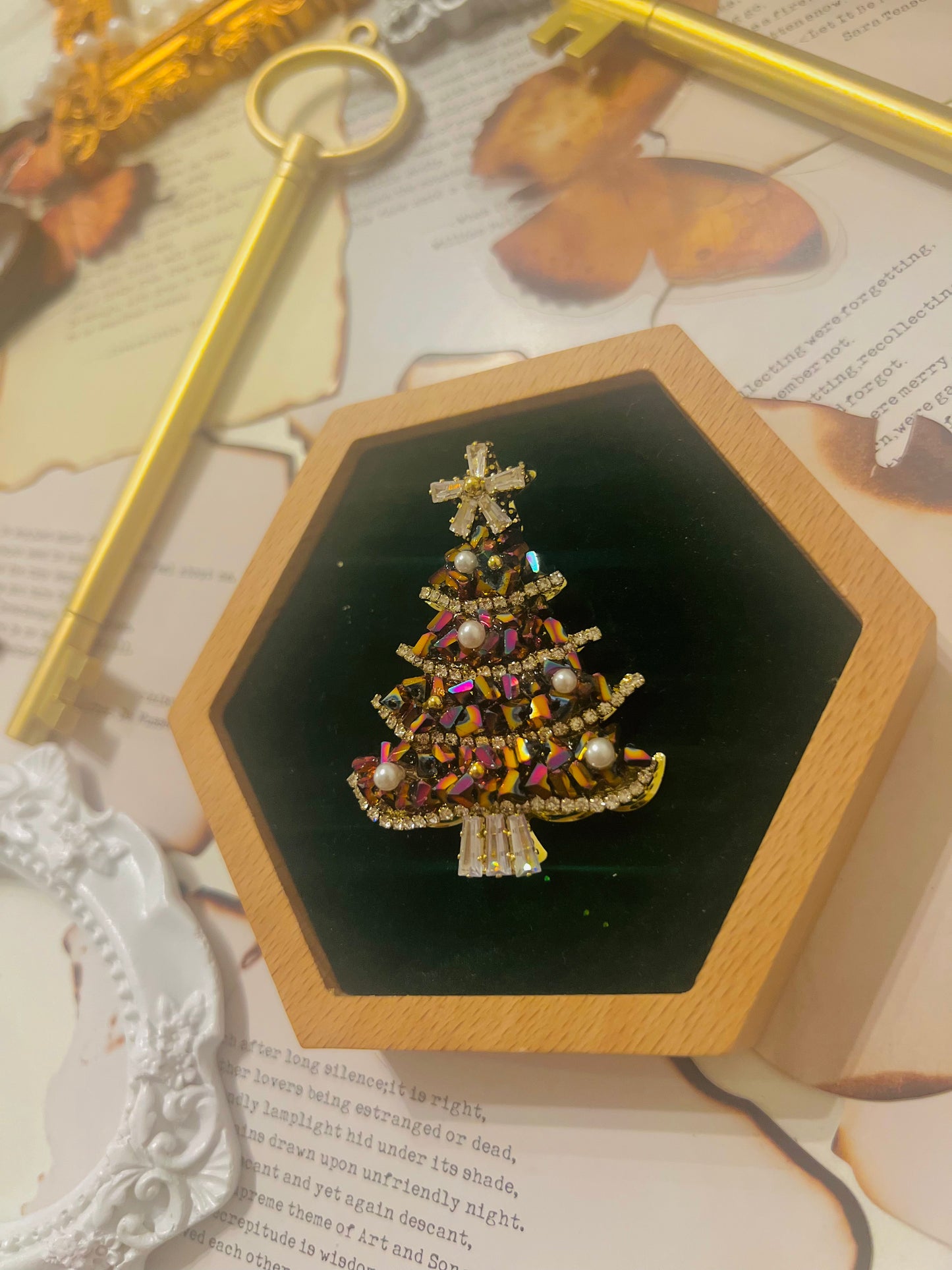 Brooch 007