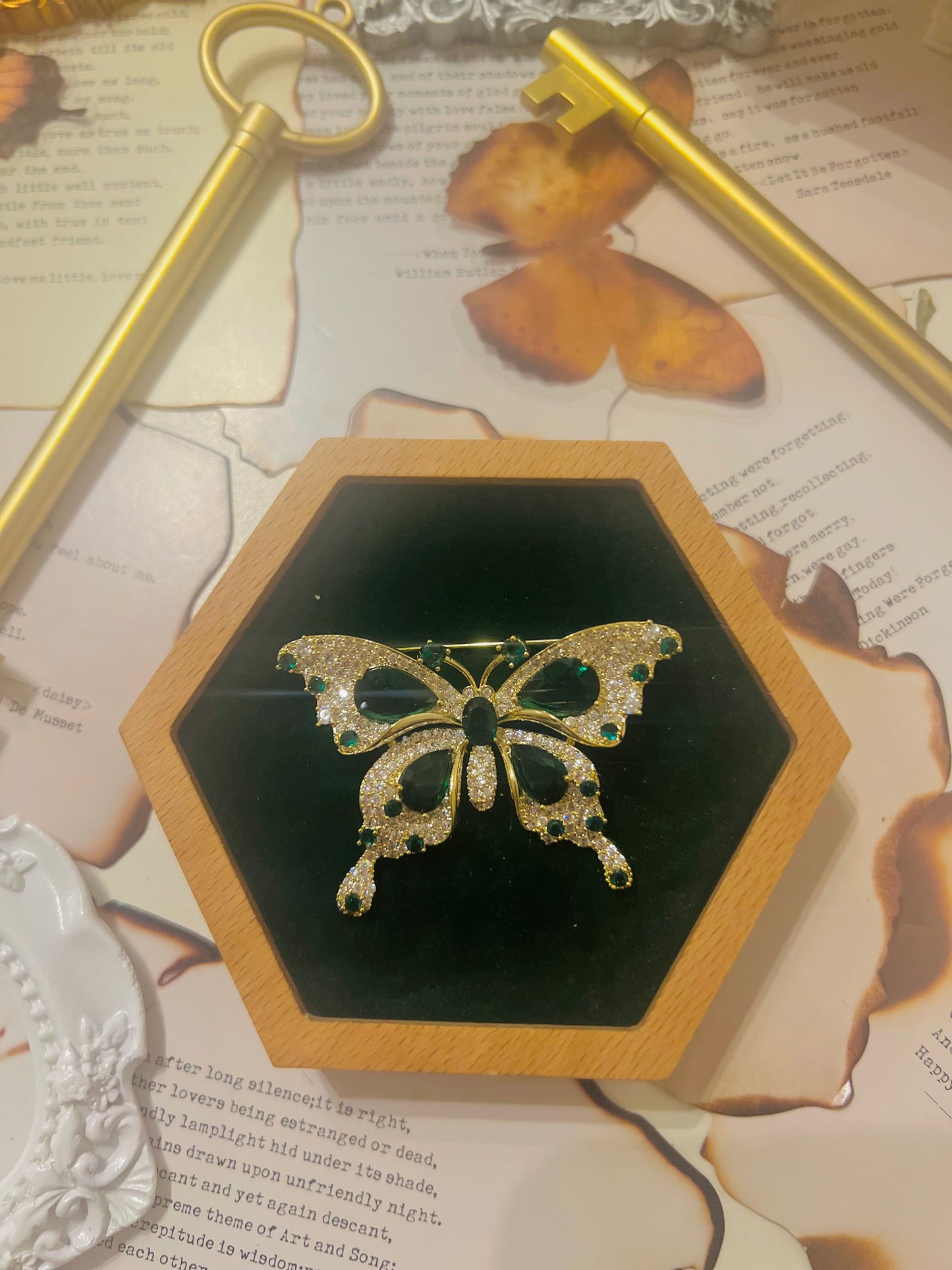 Brooch 008