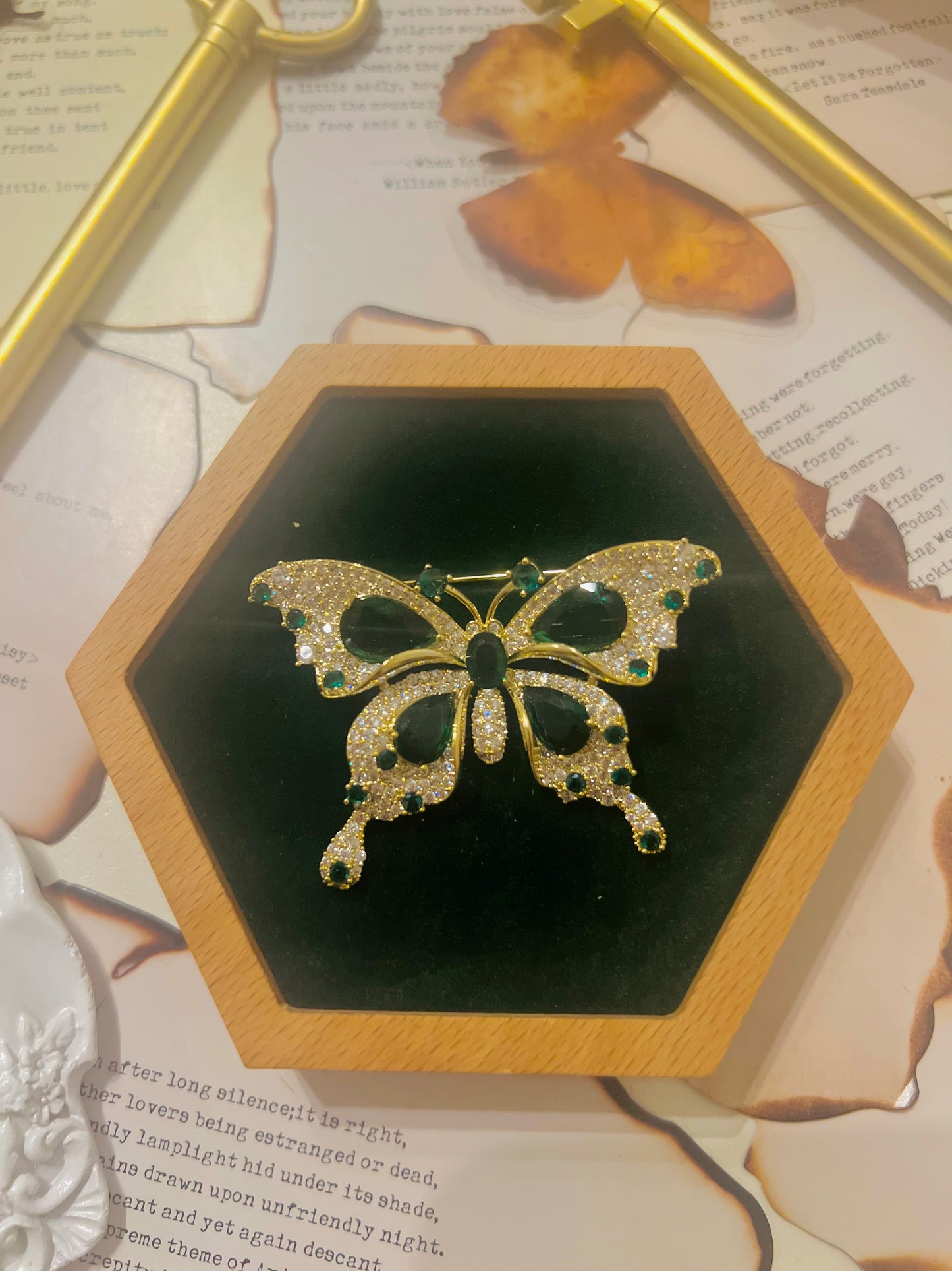 Brooch 008