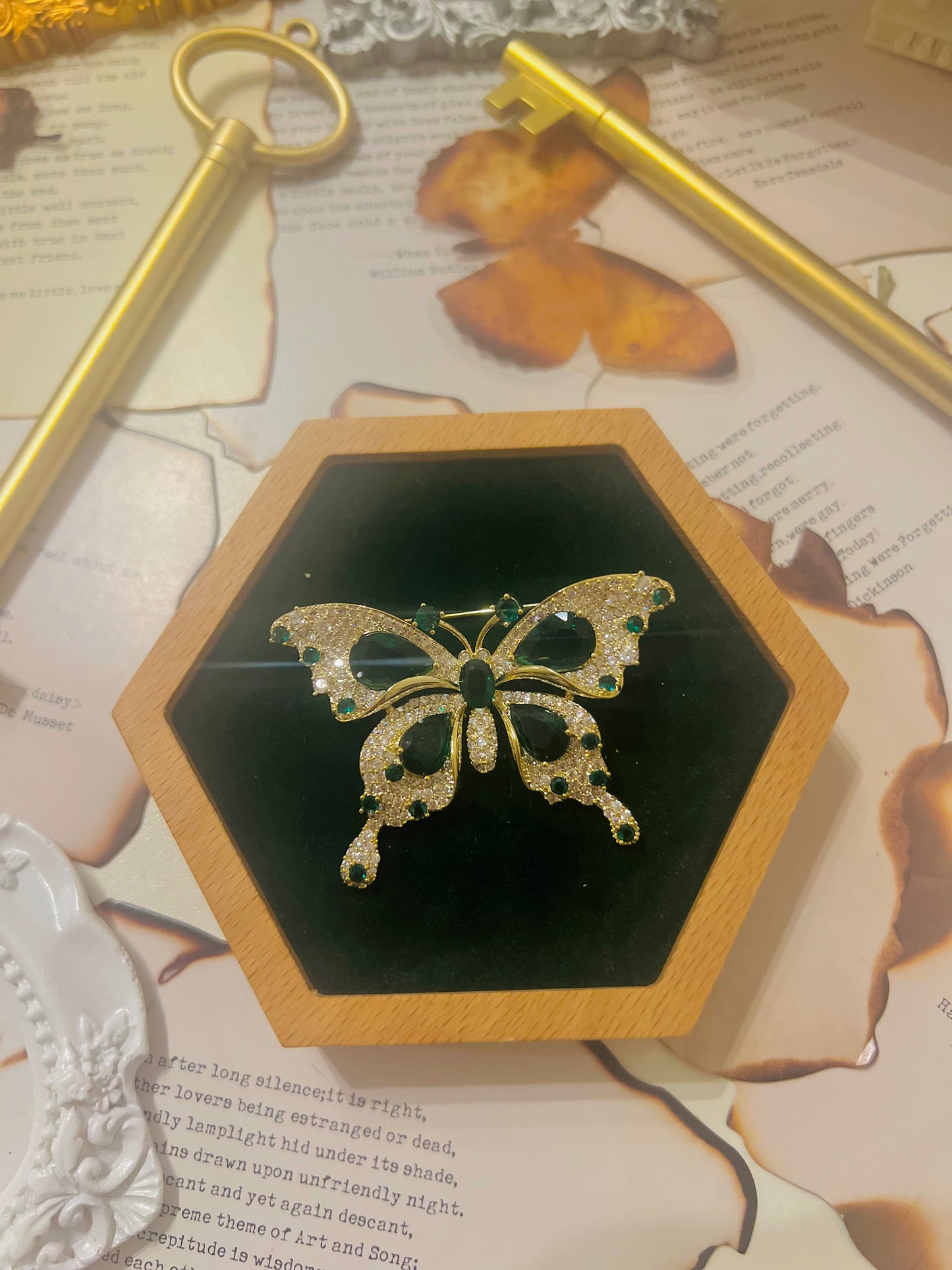 Brooch 008