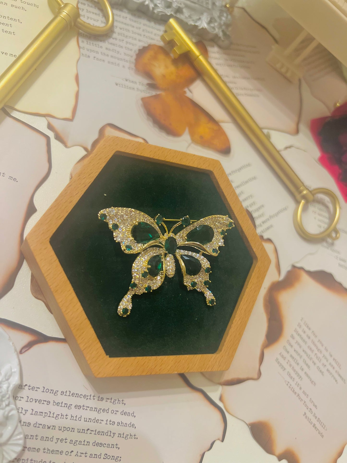Brooch 008