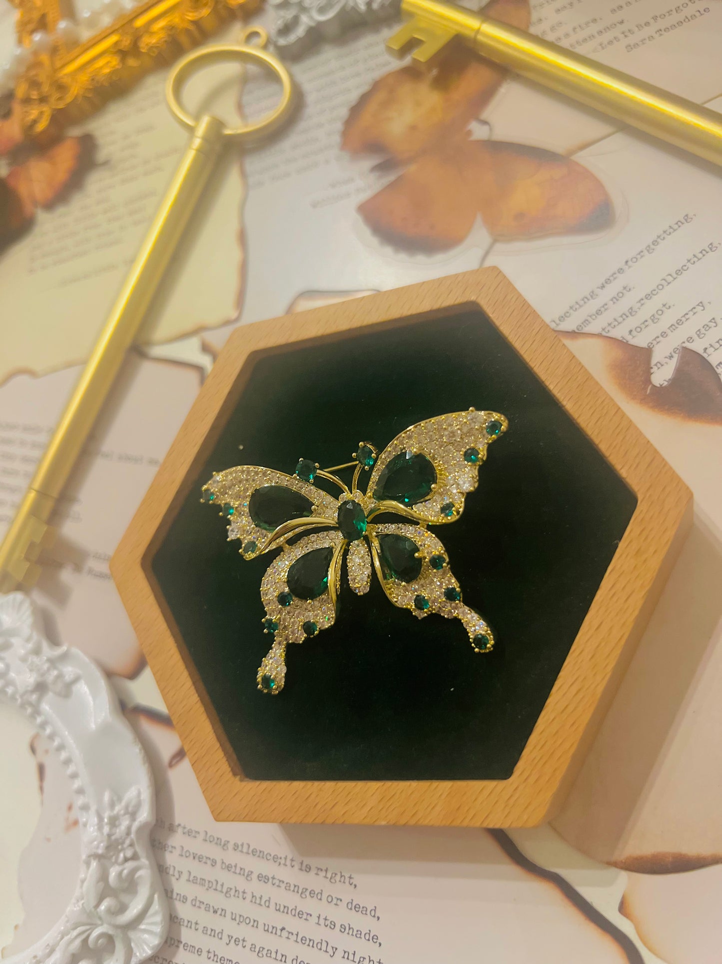 Brooch 008
