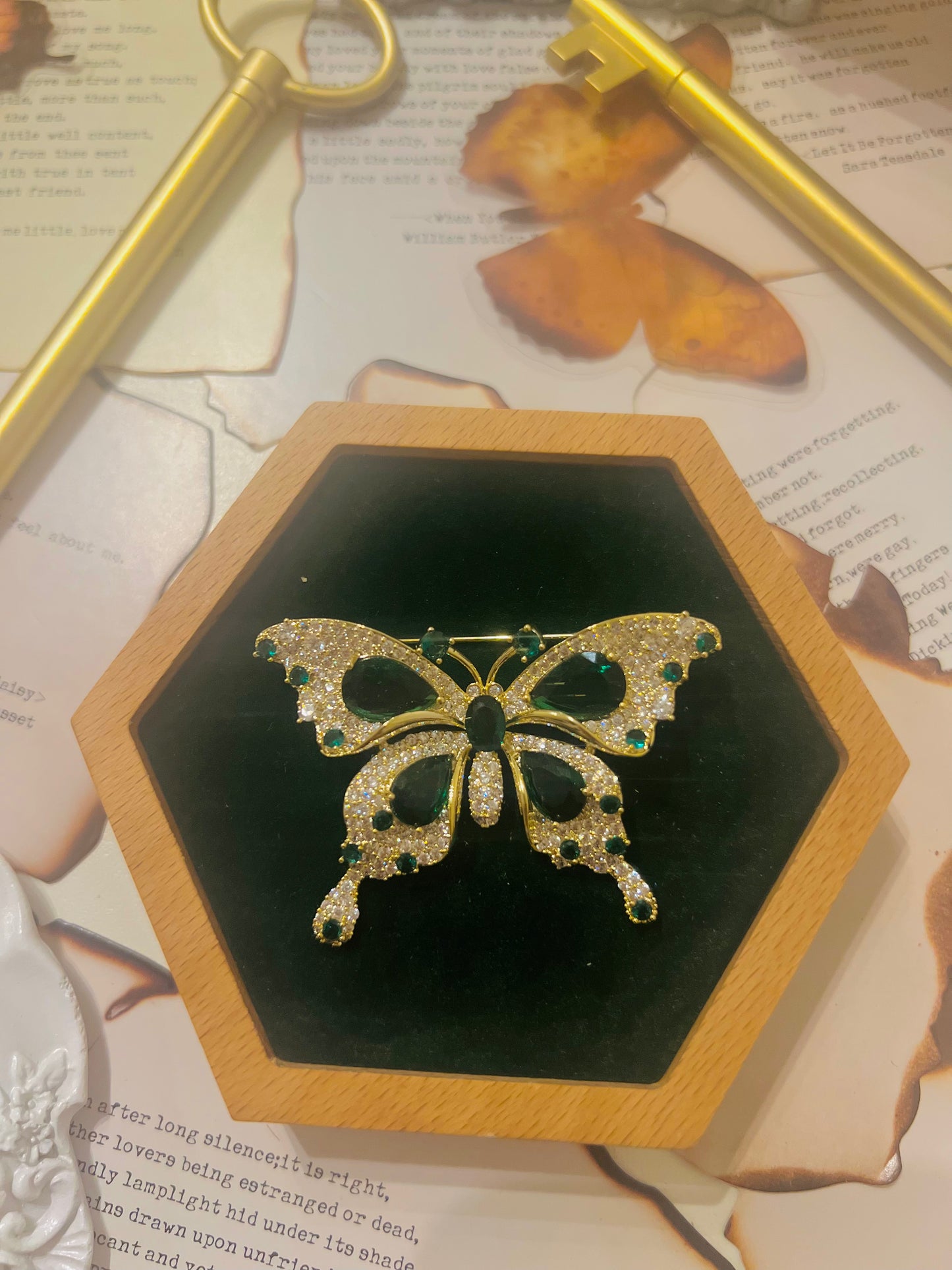 Brooch 008