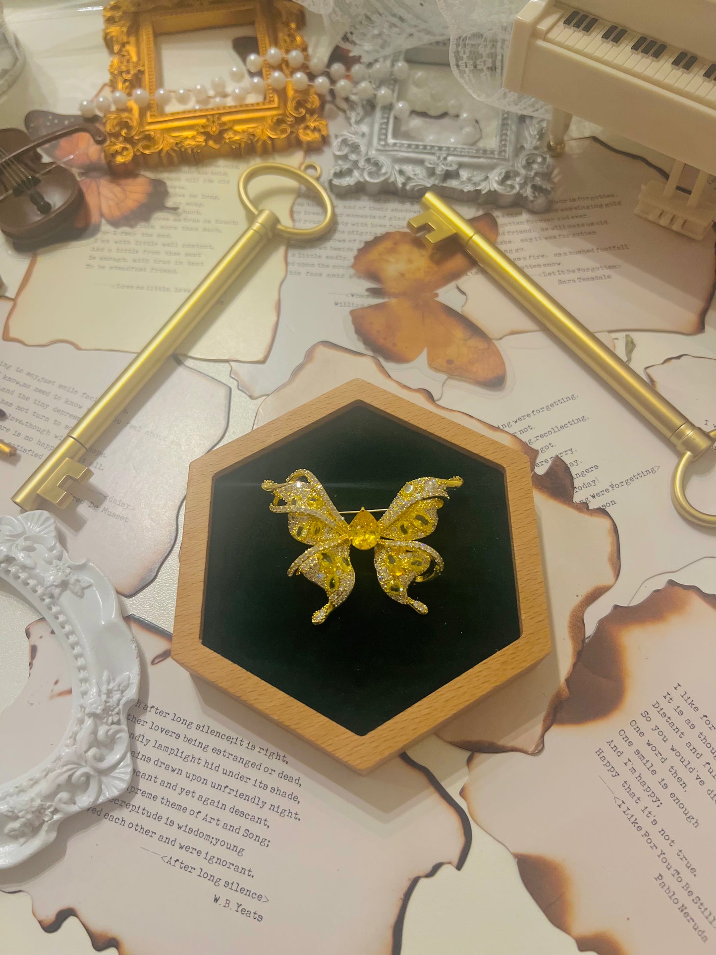 Brooch 010