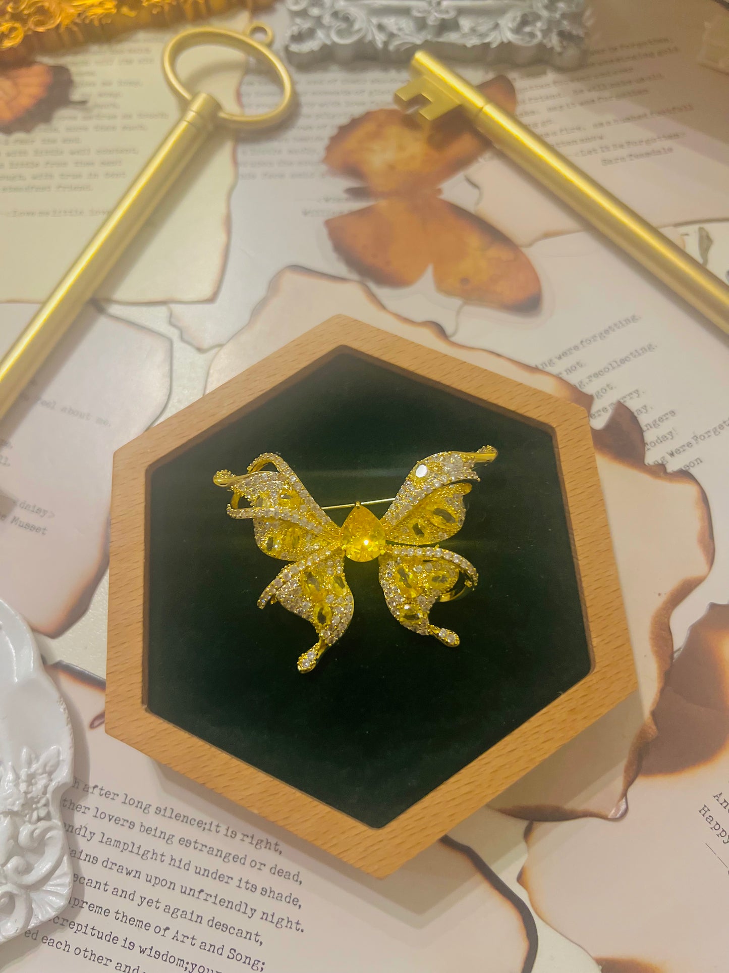 Brooch 010