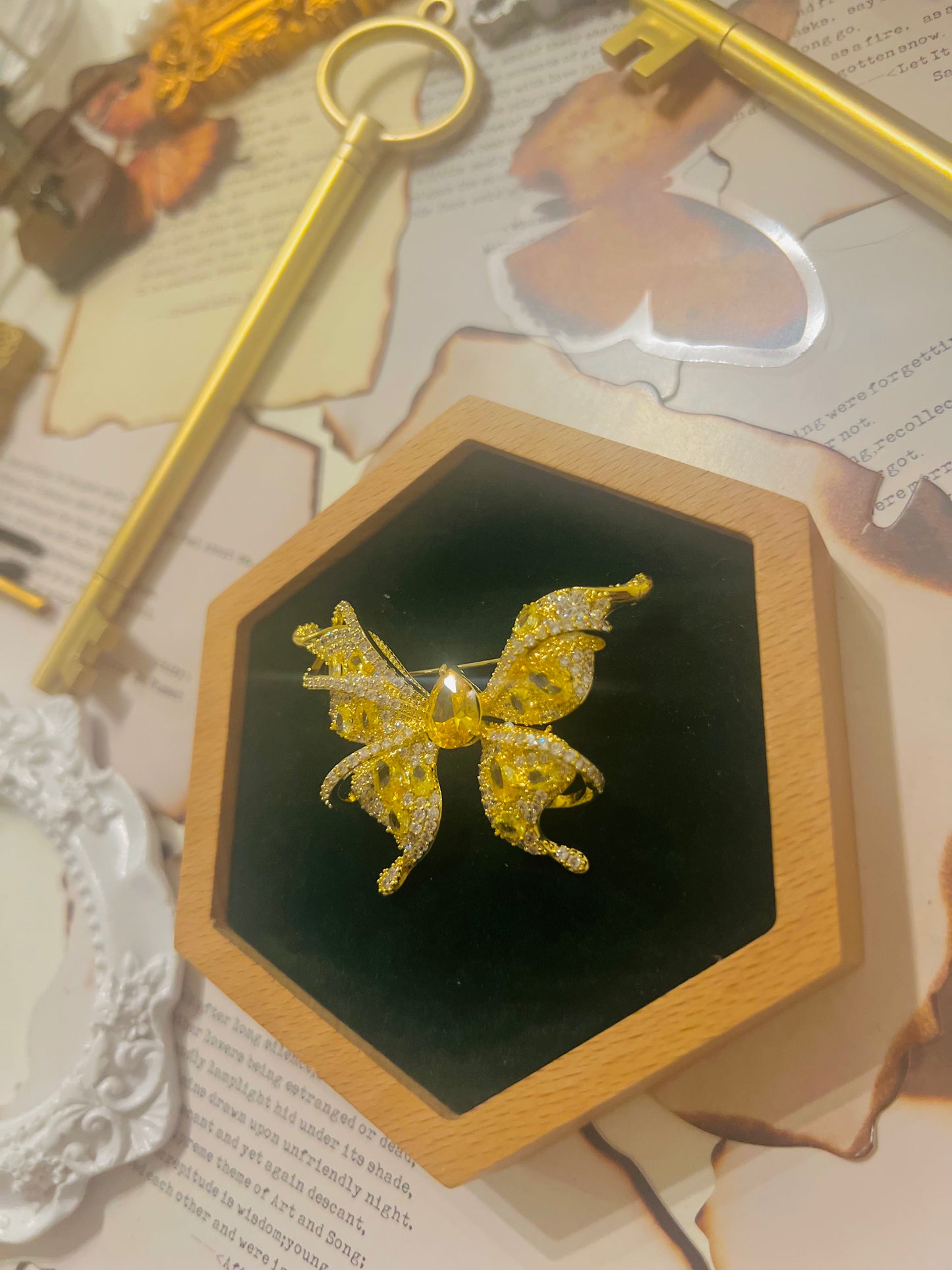 Brooch 010