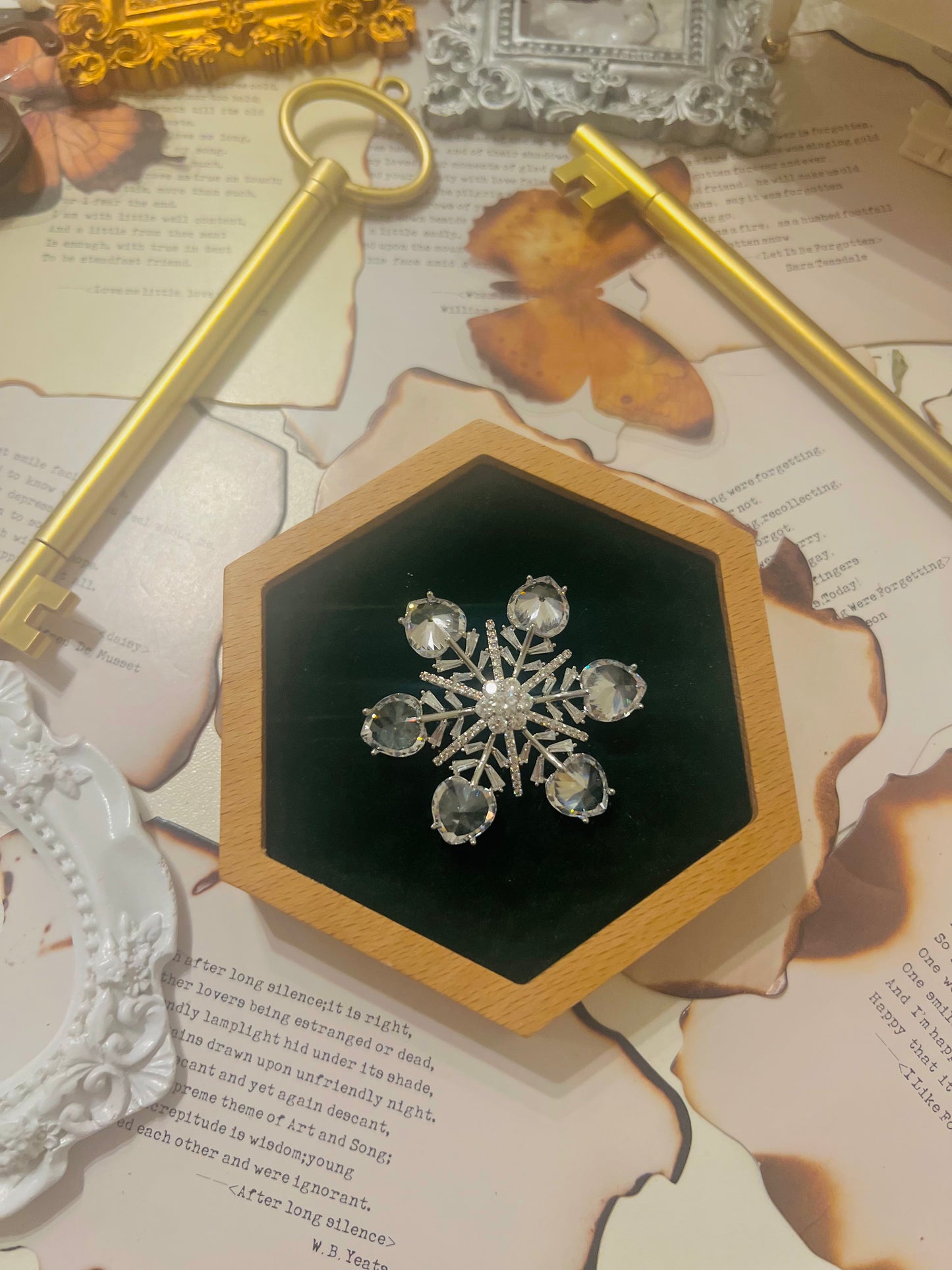 Brooch 011