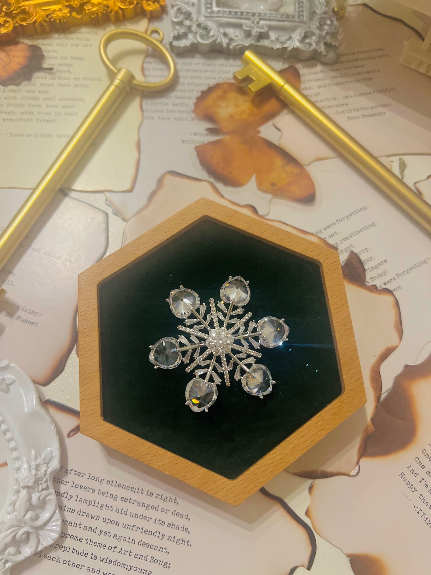 Brooch 011