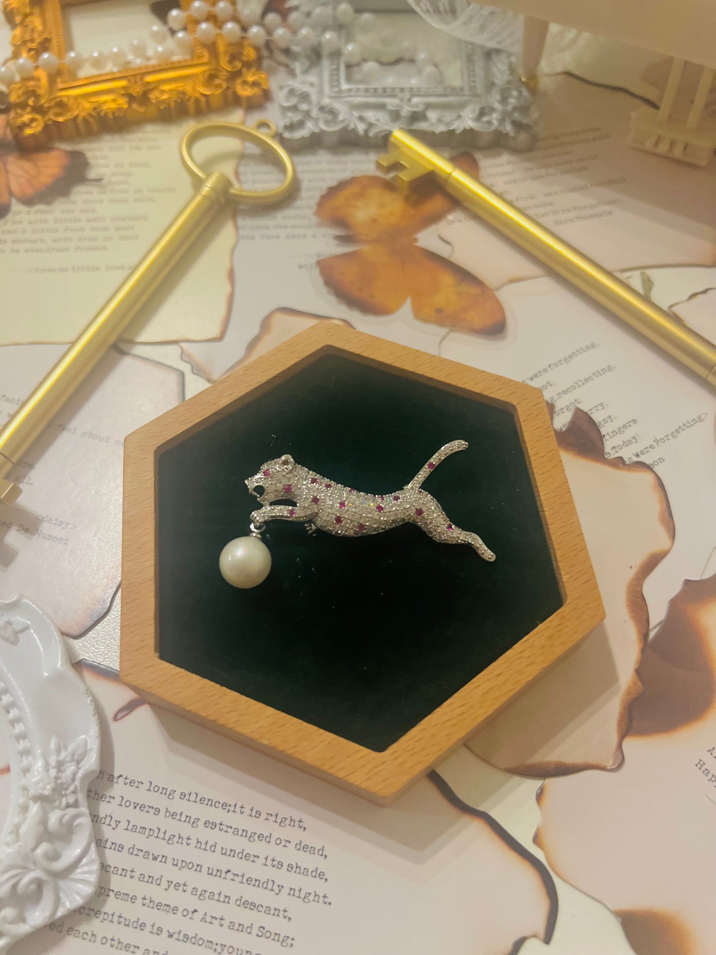 Brooch 014
