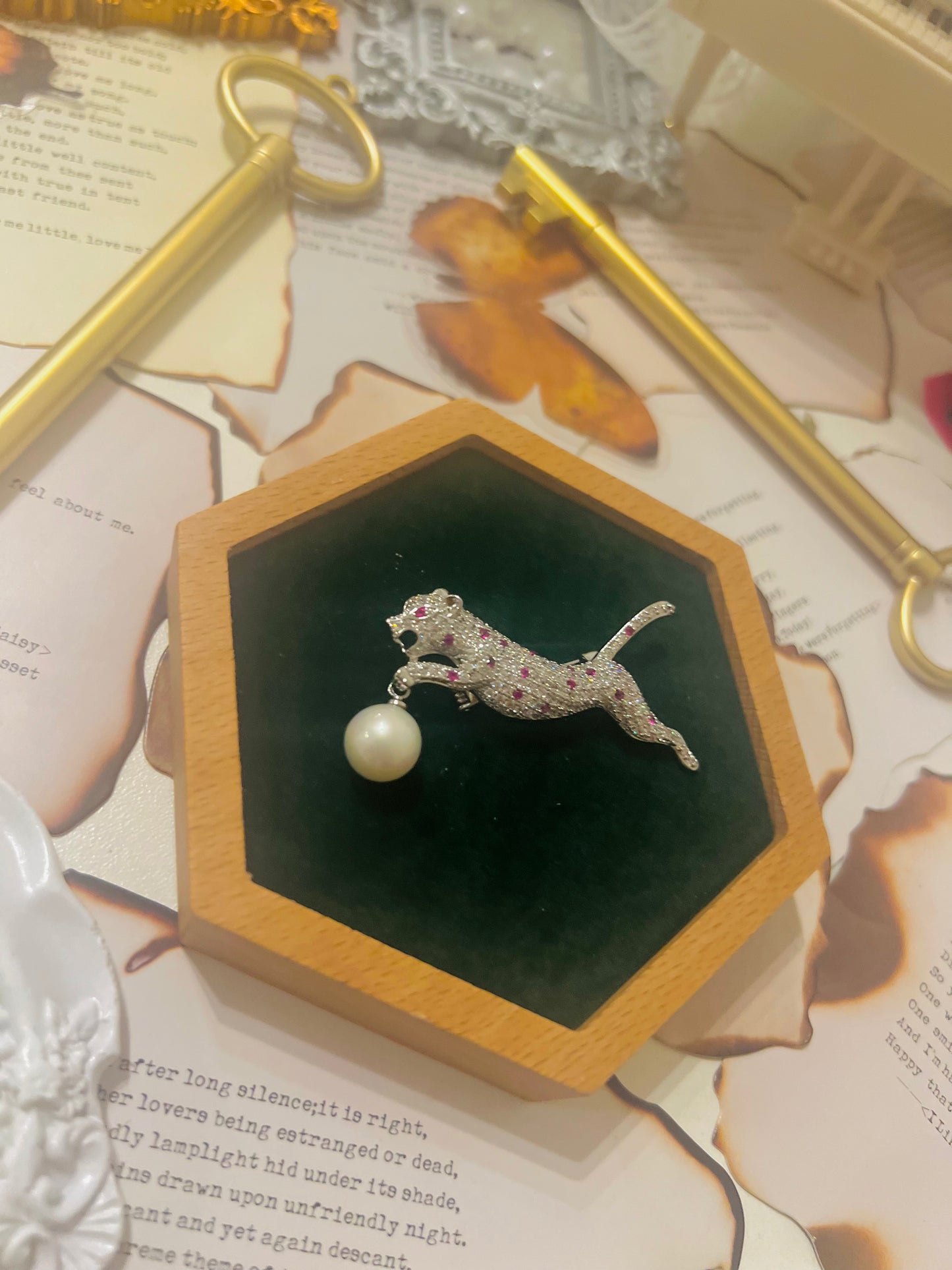 Brooch 014