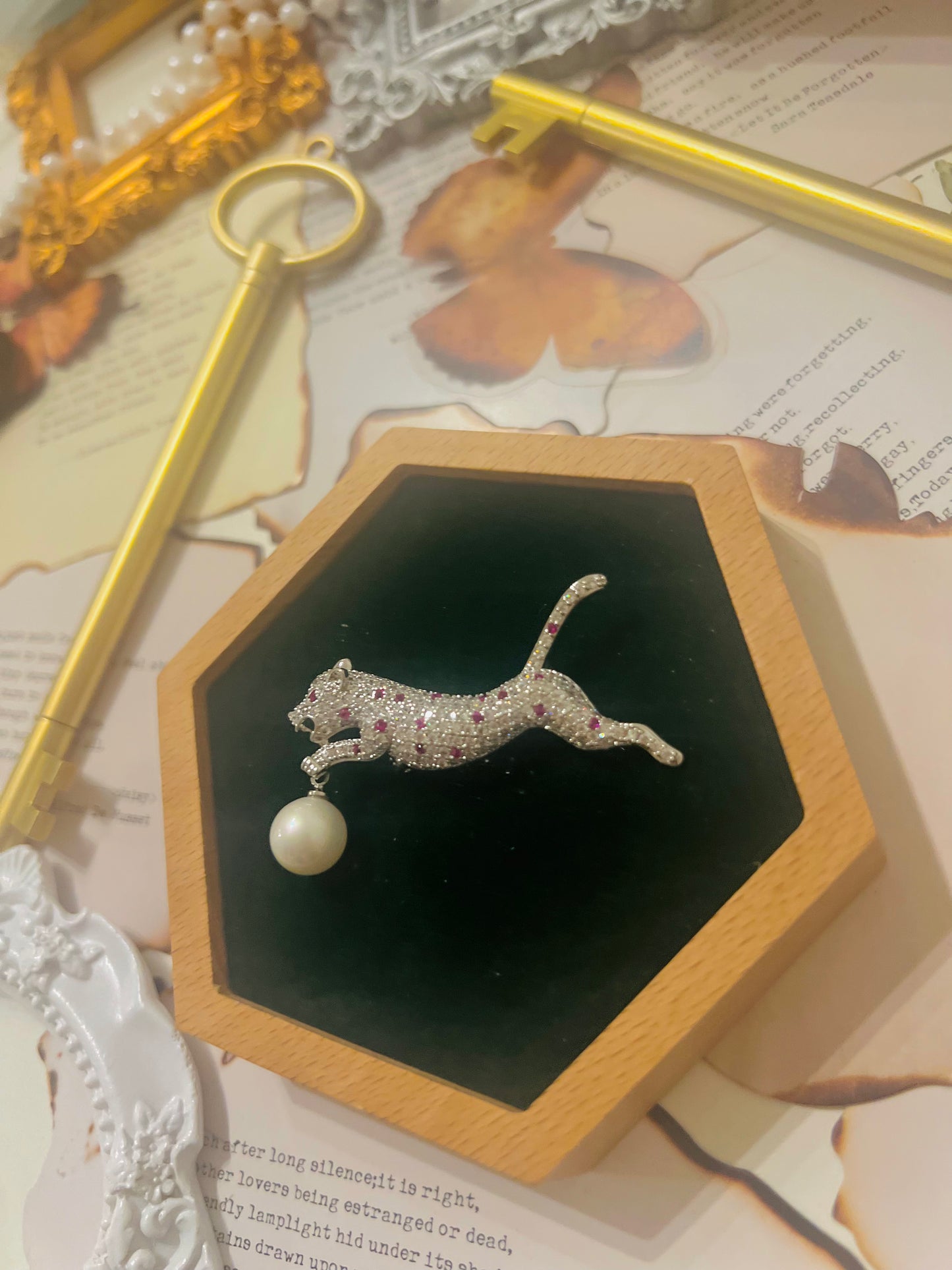 Brooch 014