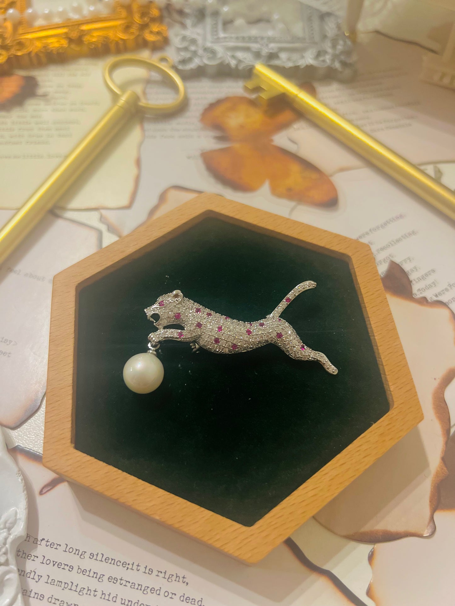 Brooch 014