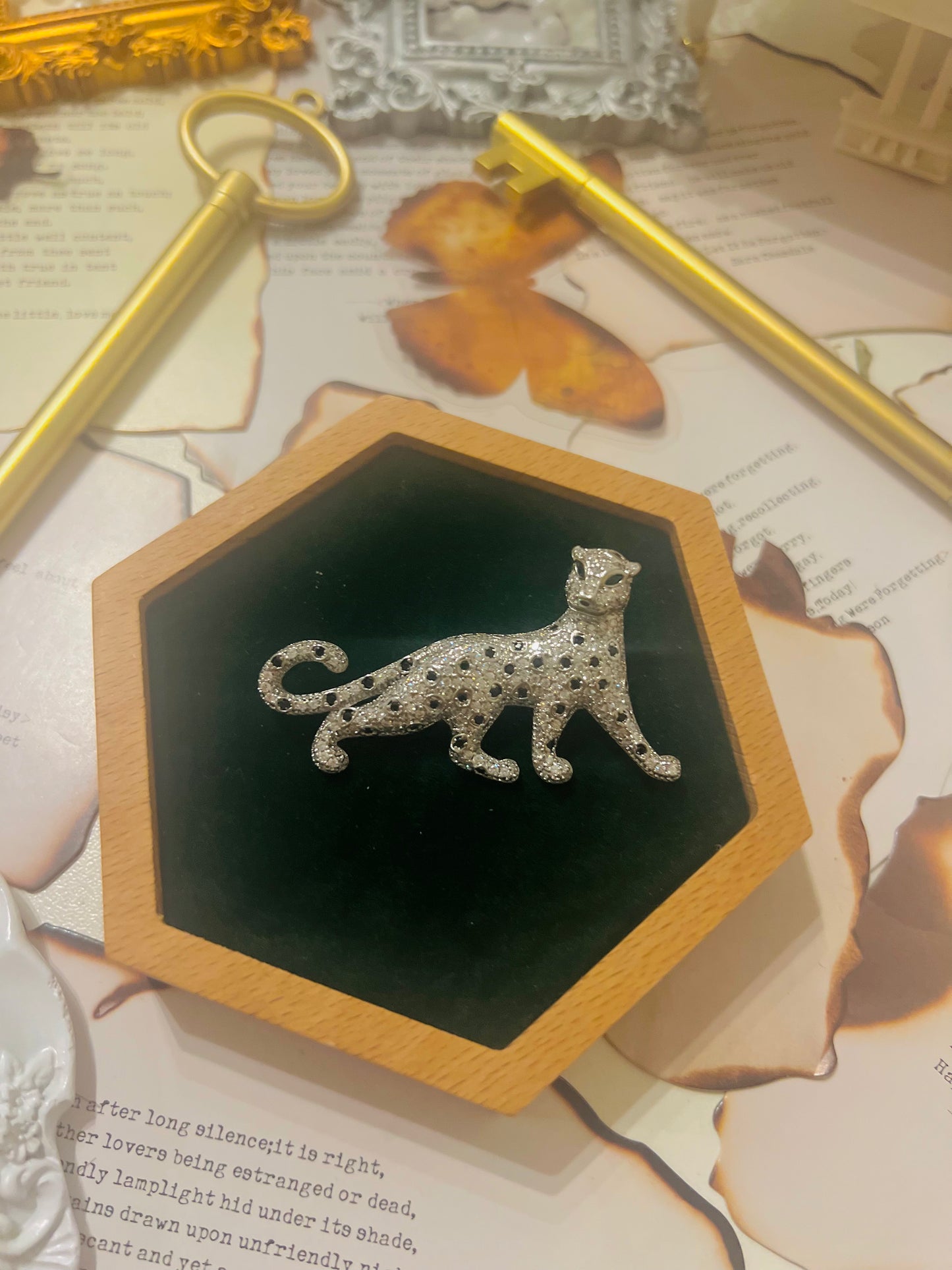 Brooch 015