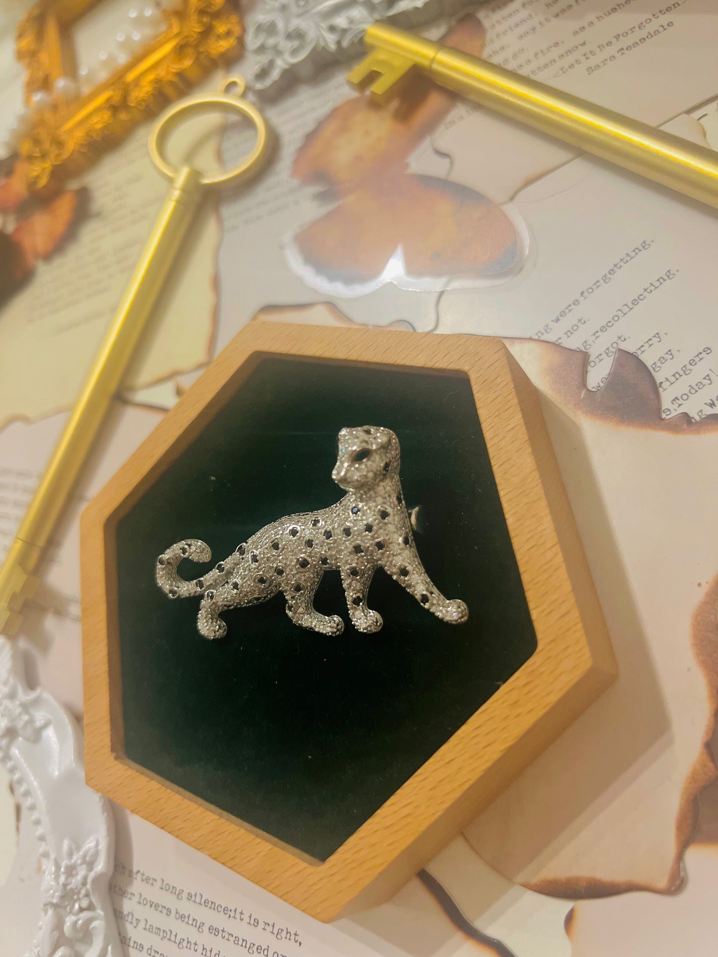 Brooch 015