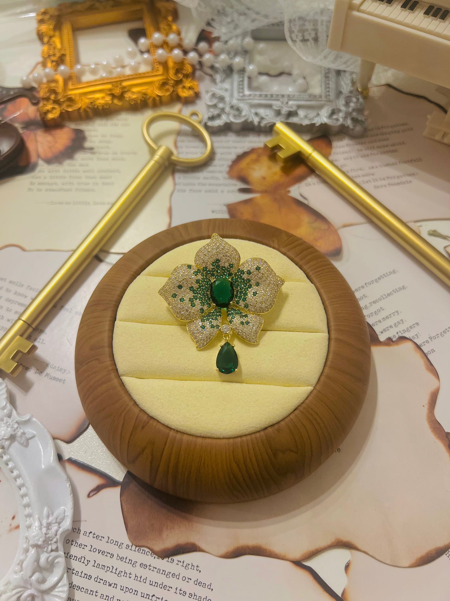 Brooch 017