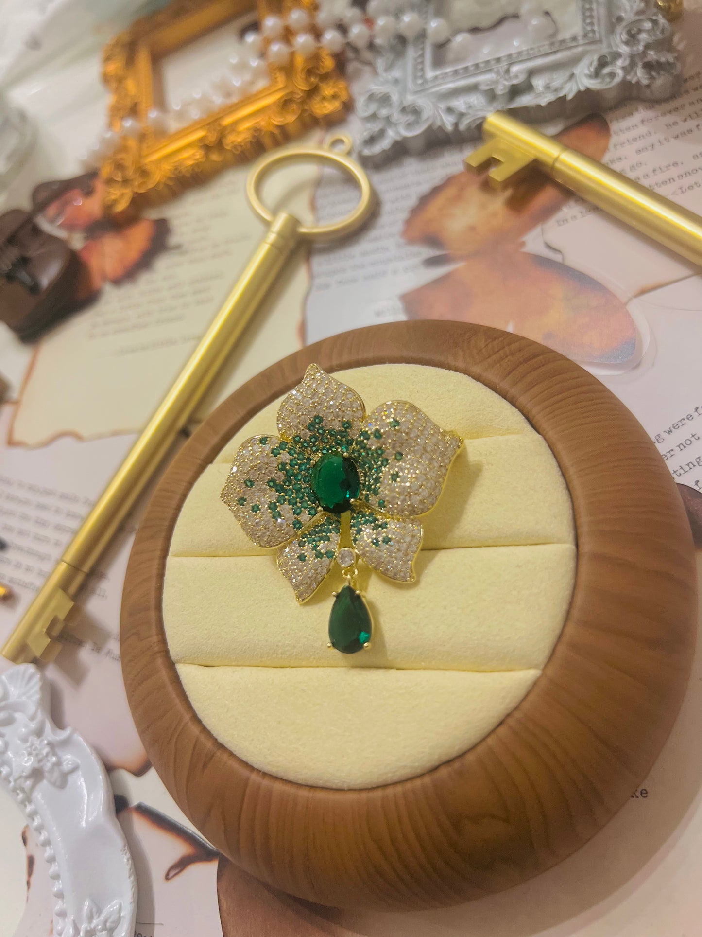 Brooch 017