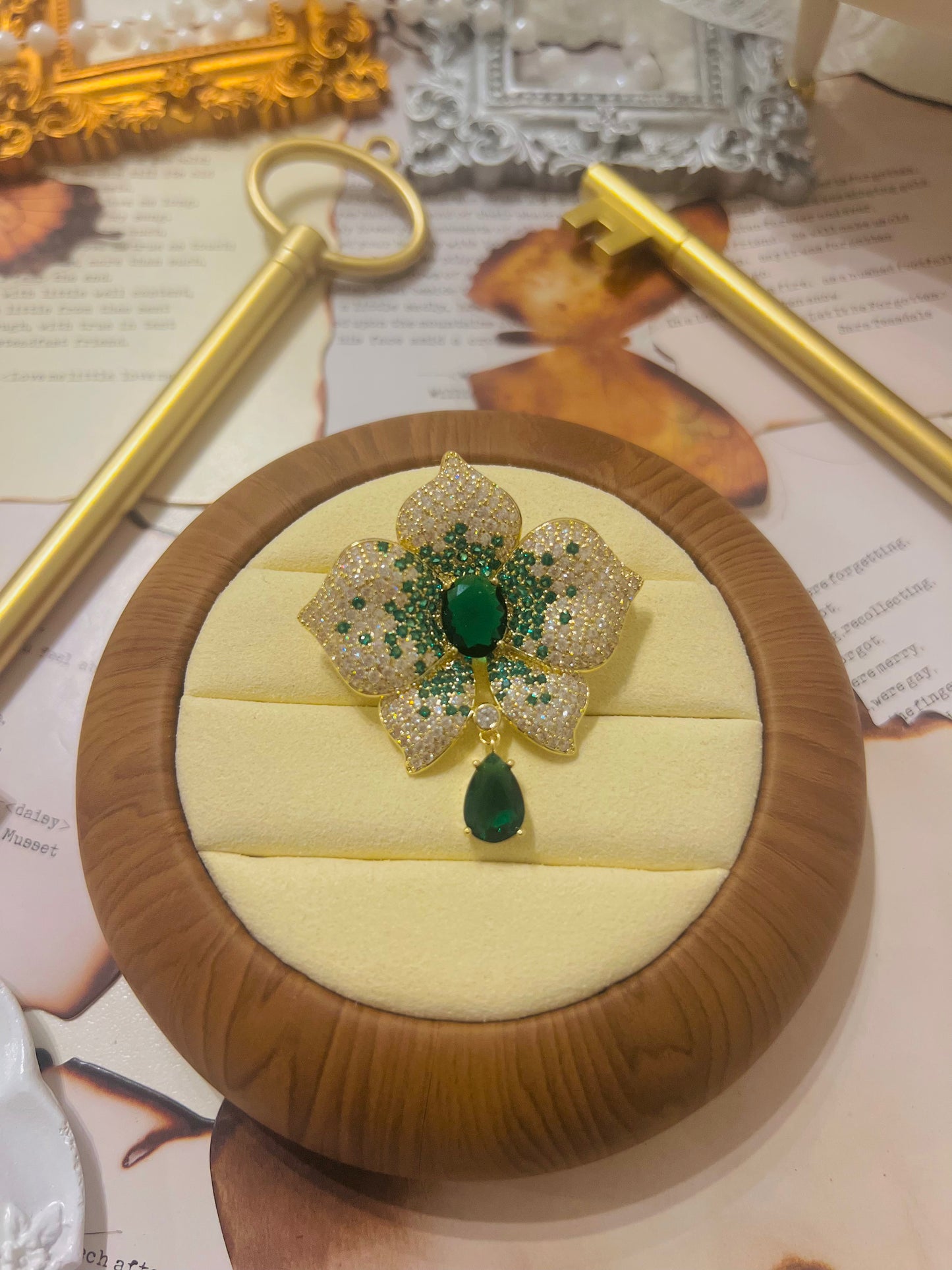 Brooch 017