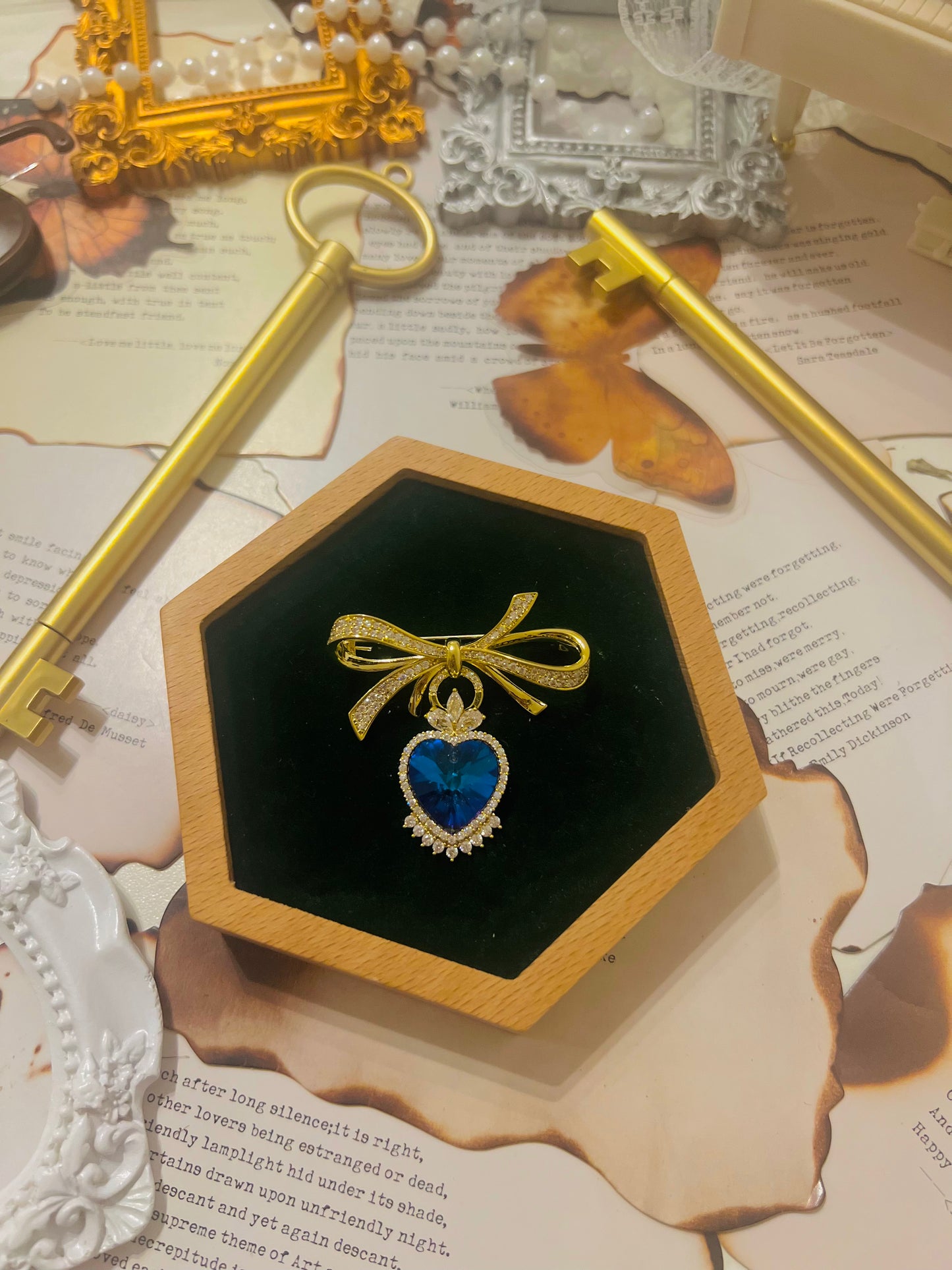Brooch 018