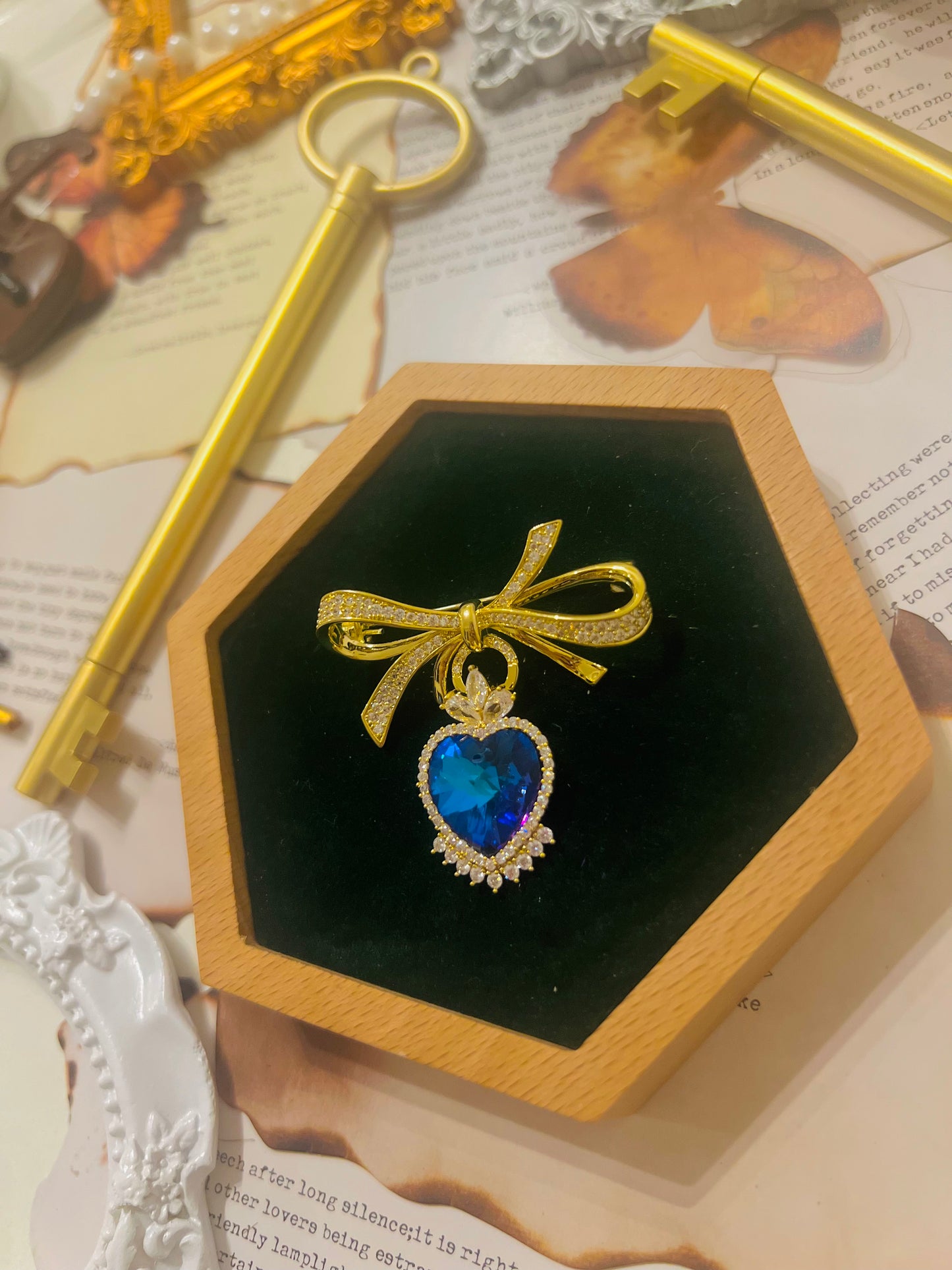Brooch 018
