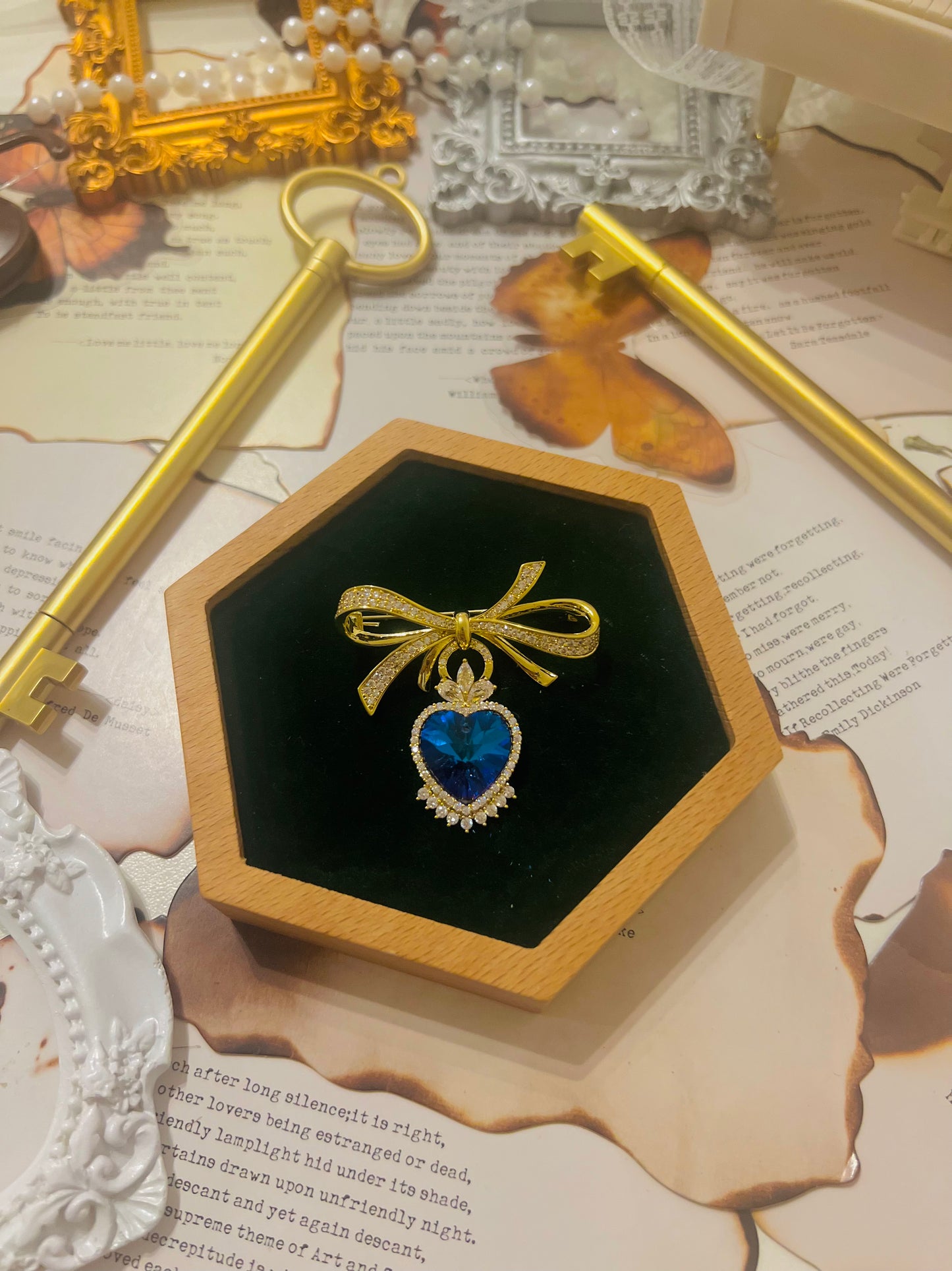 Brooch 018