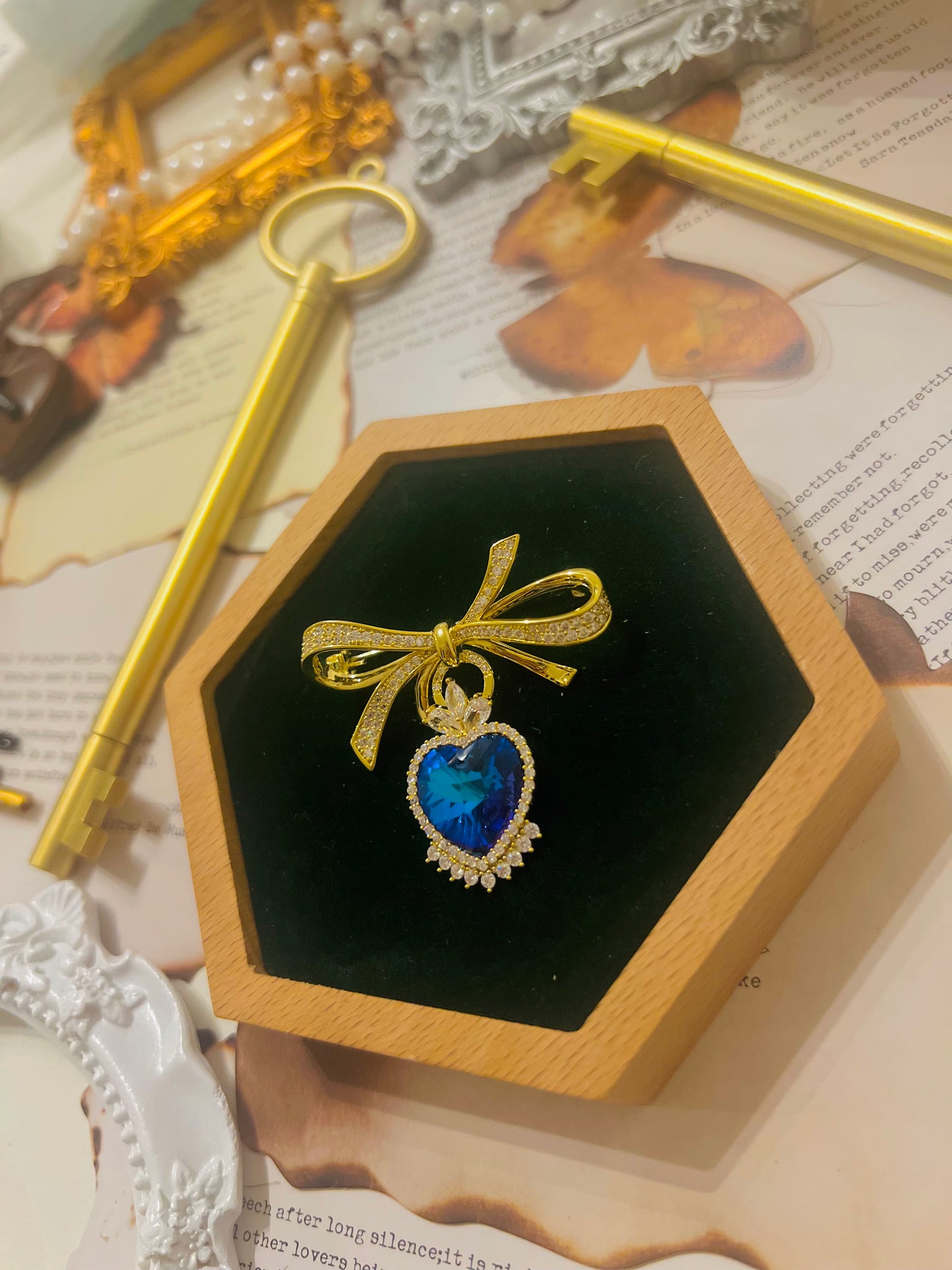 Brooch 018