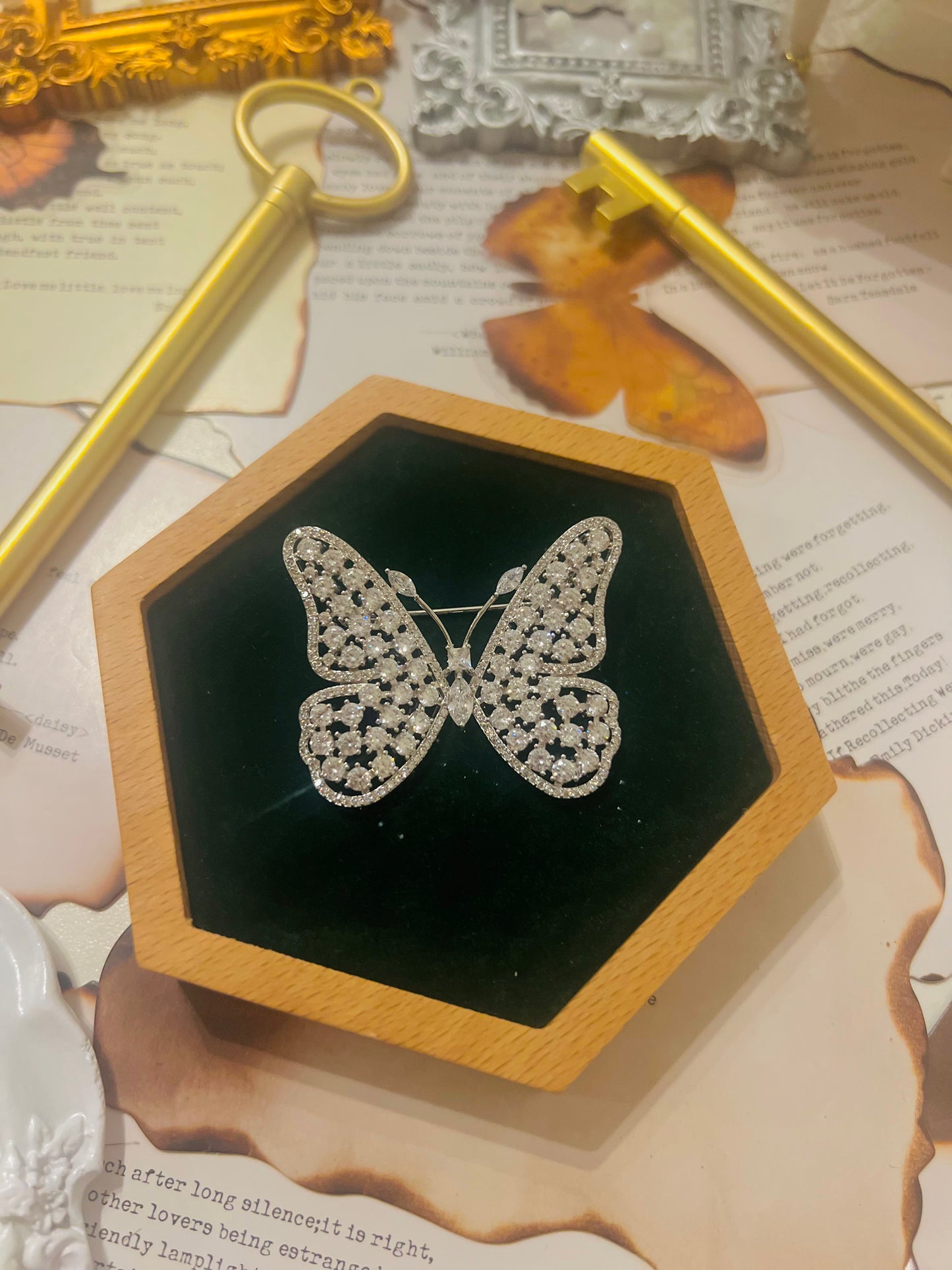Brooch 019