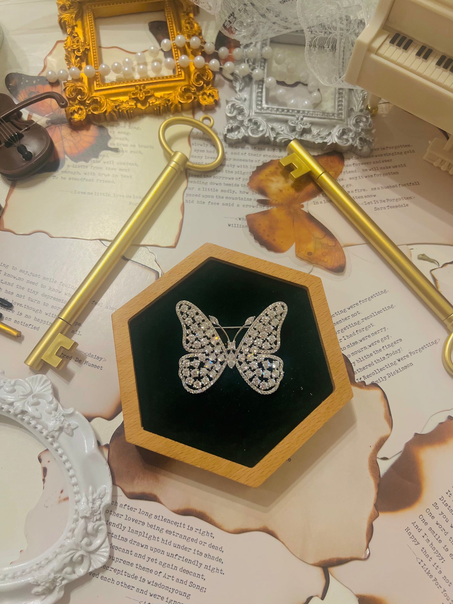 Brooch 019