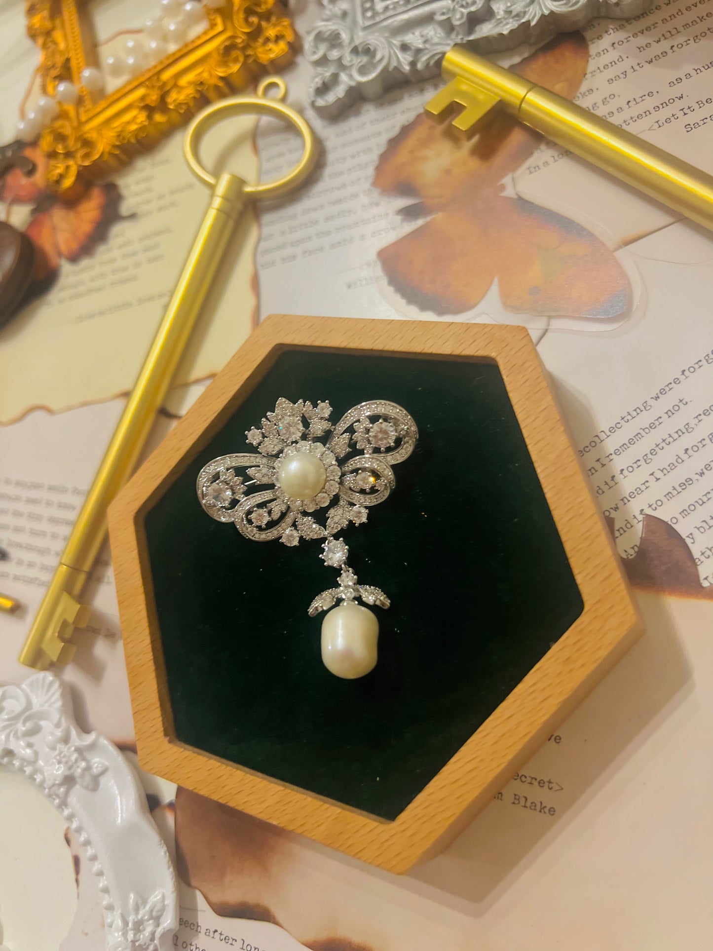Brooch 020