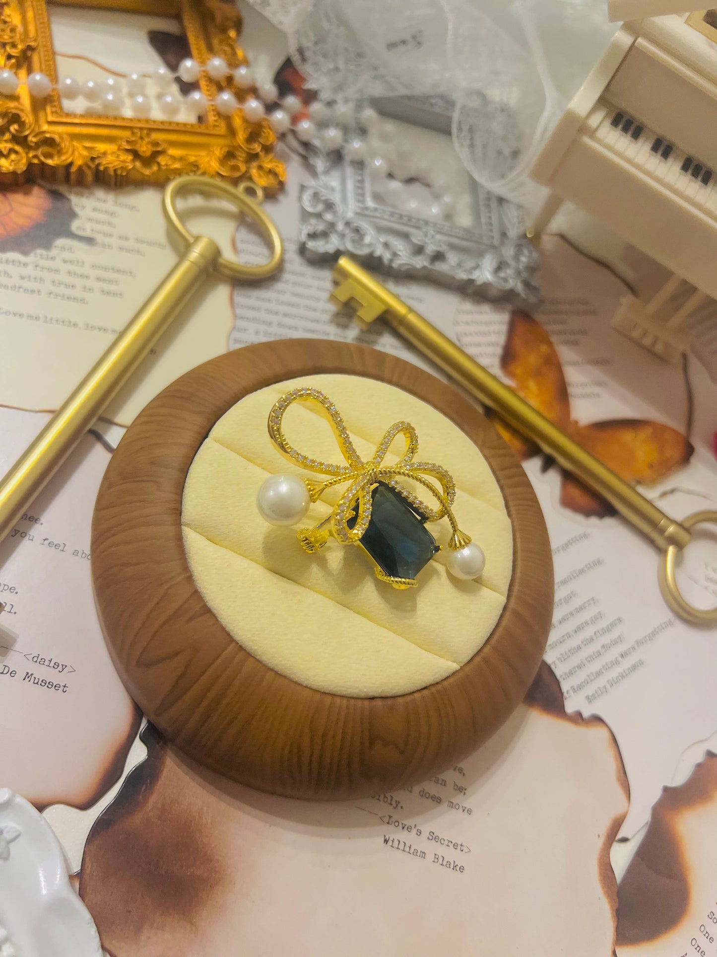 Brooch 021