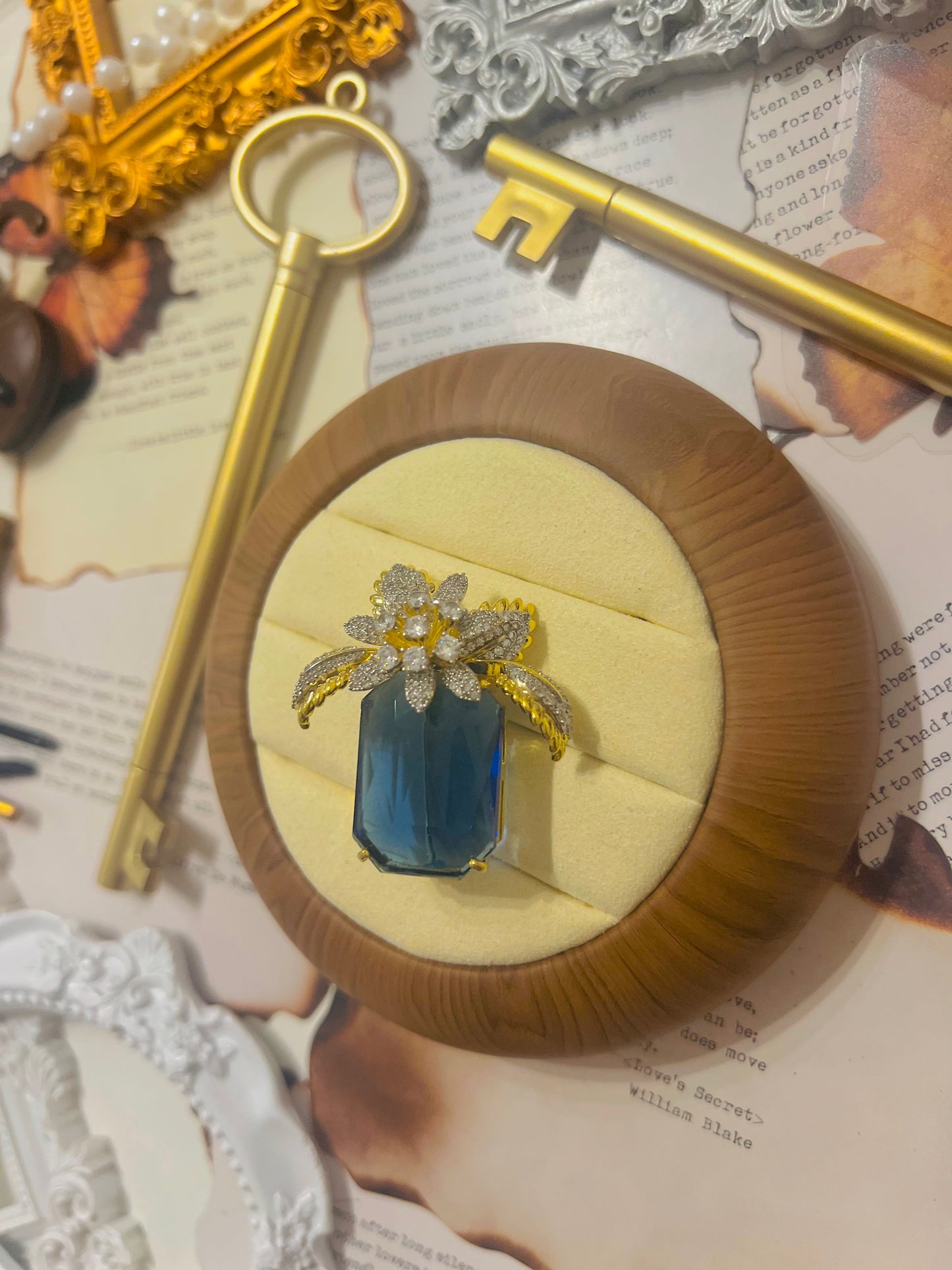 Brooch 022