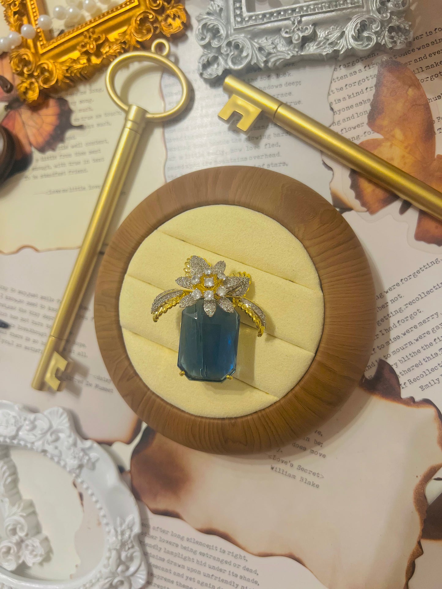 Brooch 022