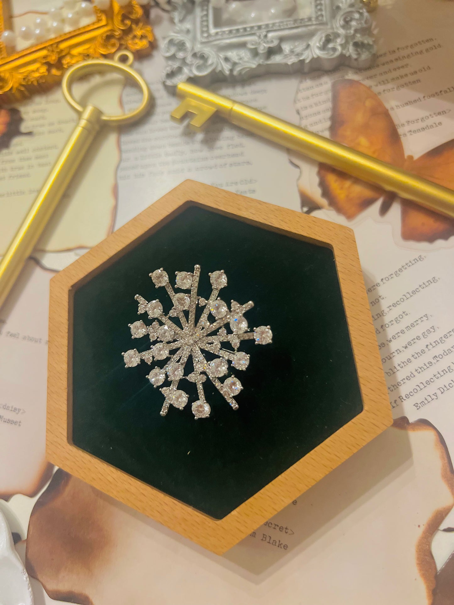 Brooch 023