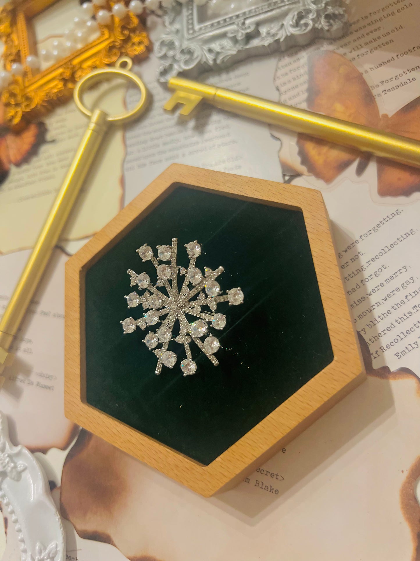 Brooch 023