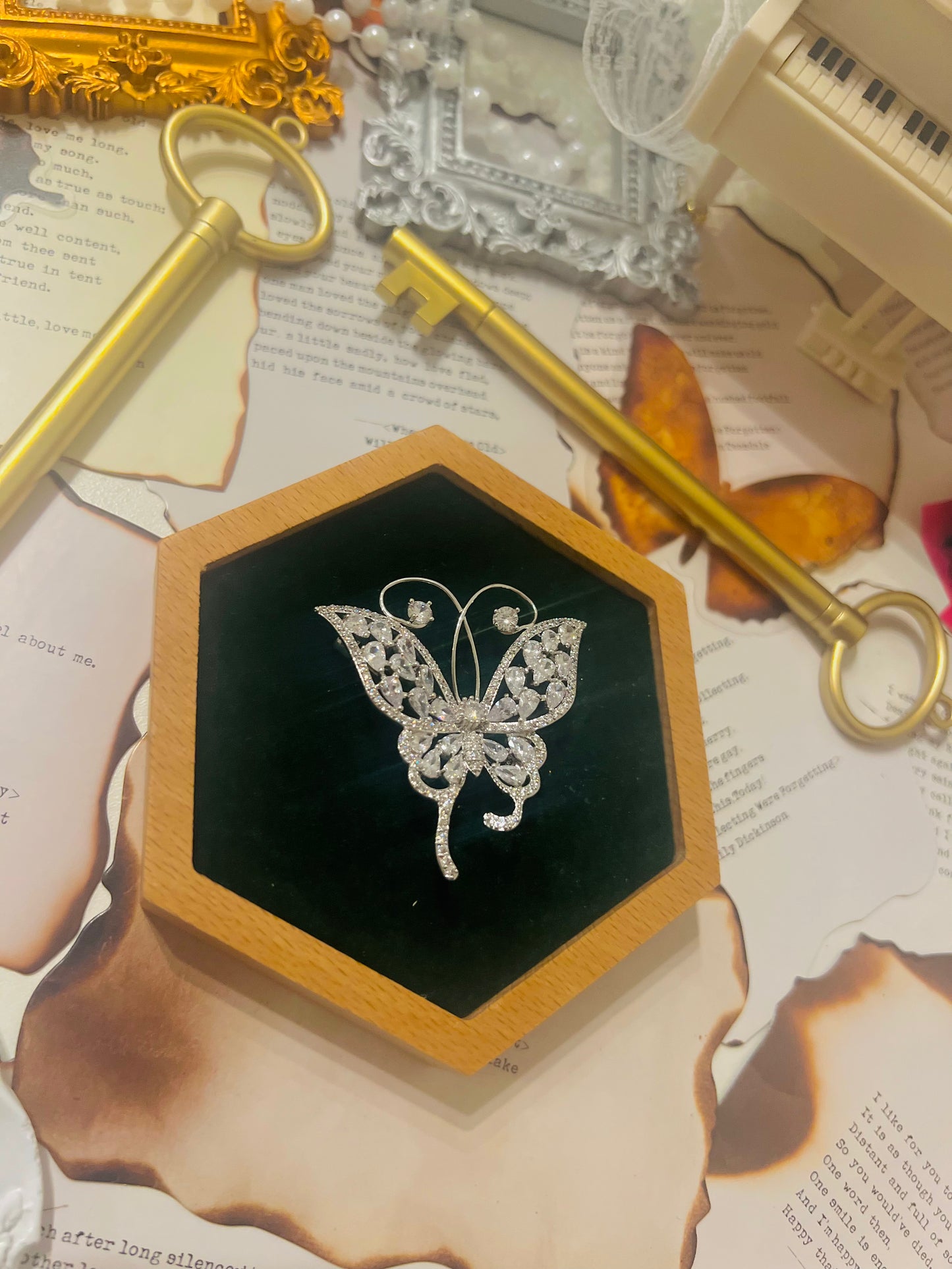 Brooch 024