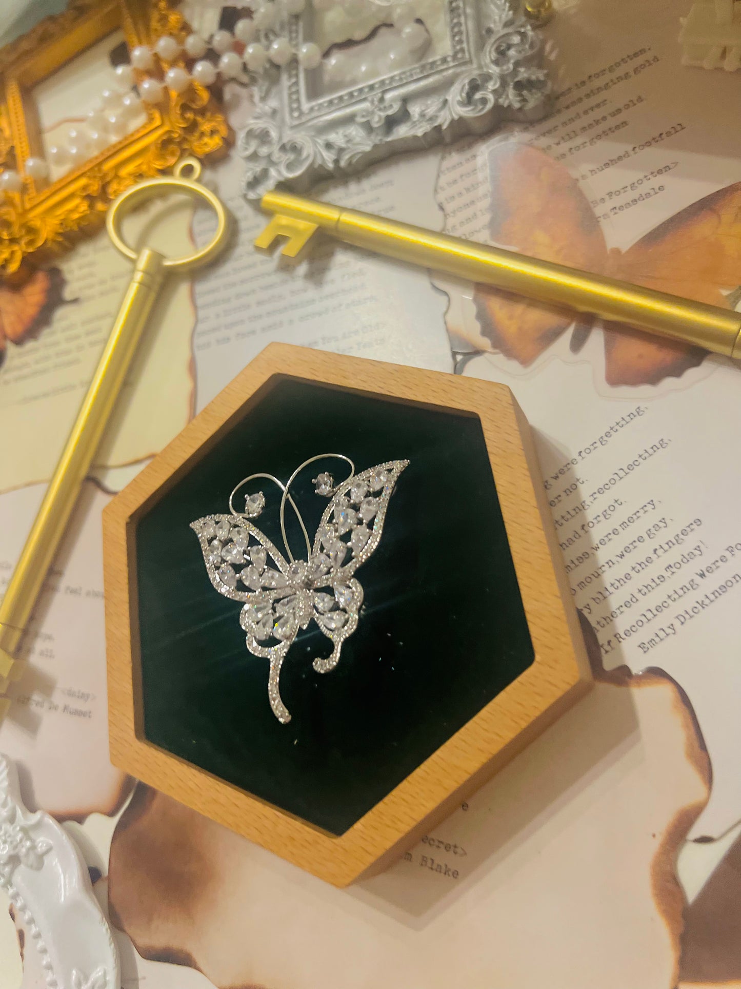 Brooch 024