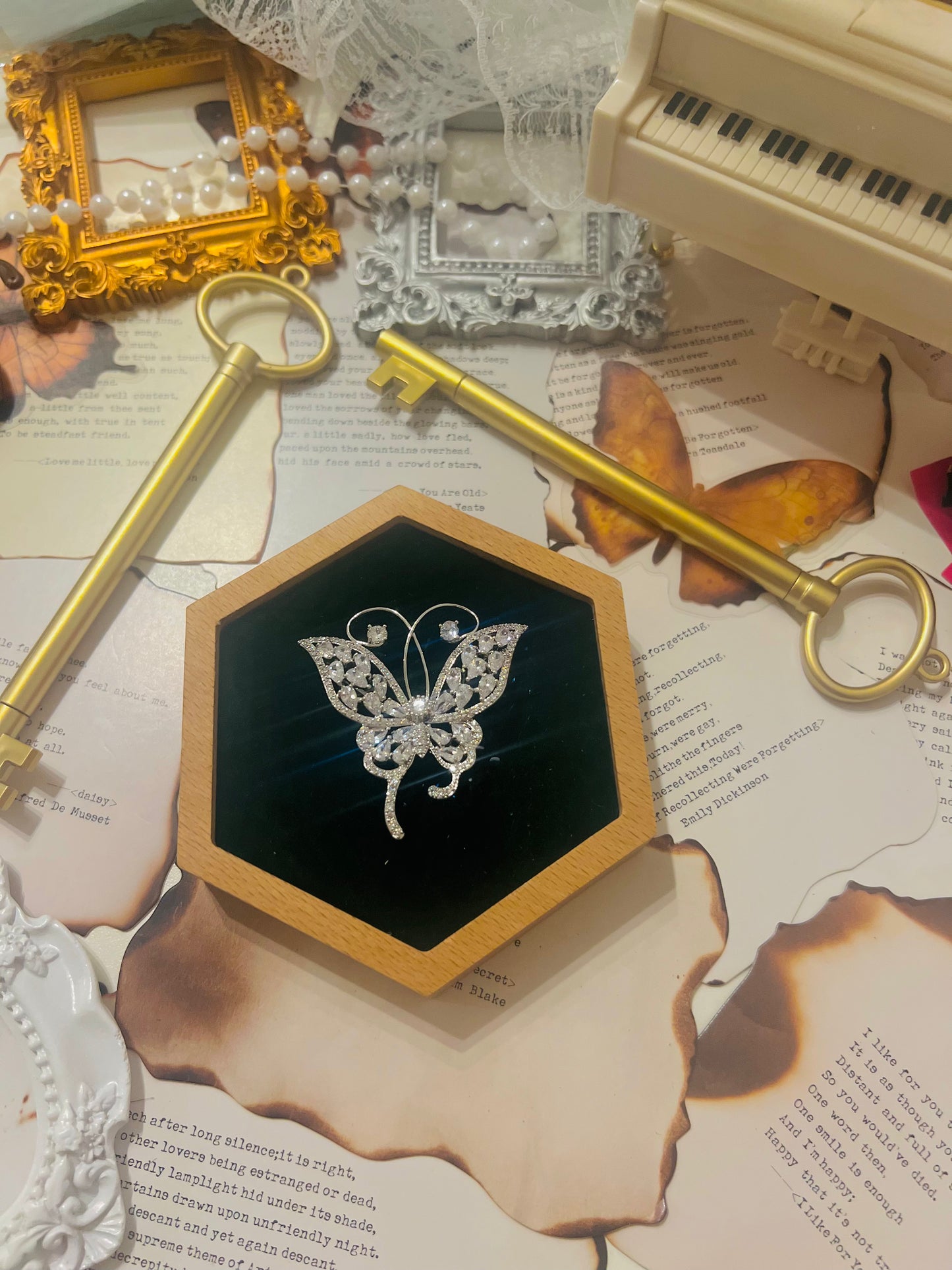 Brooch 024