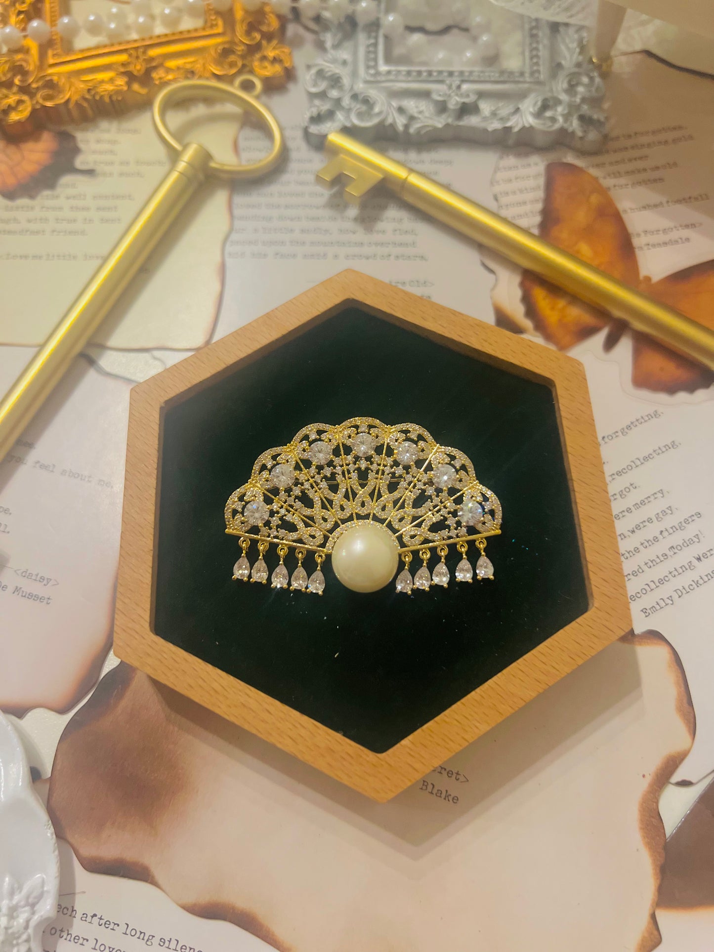 Brooch 025